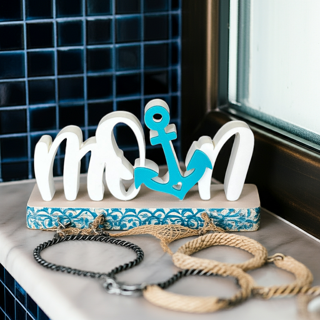 Decoratieve letters "Moin" met anker – Maritiem accent in wit en kleur