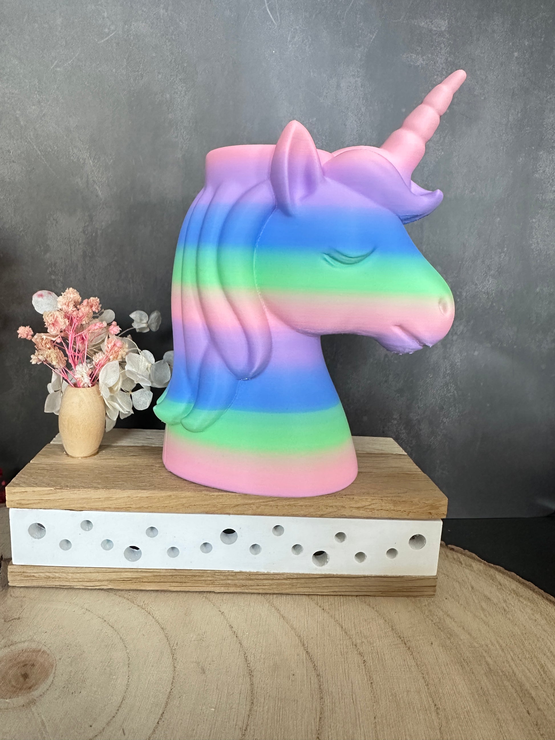 Pennenhouder met eenhoornmotief – een decoratief cadeau in regenboogkleuren voor op het bureau of in de kinderkamer.