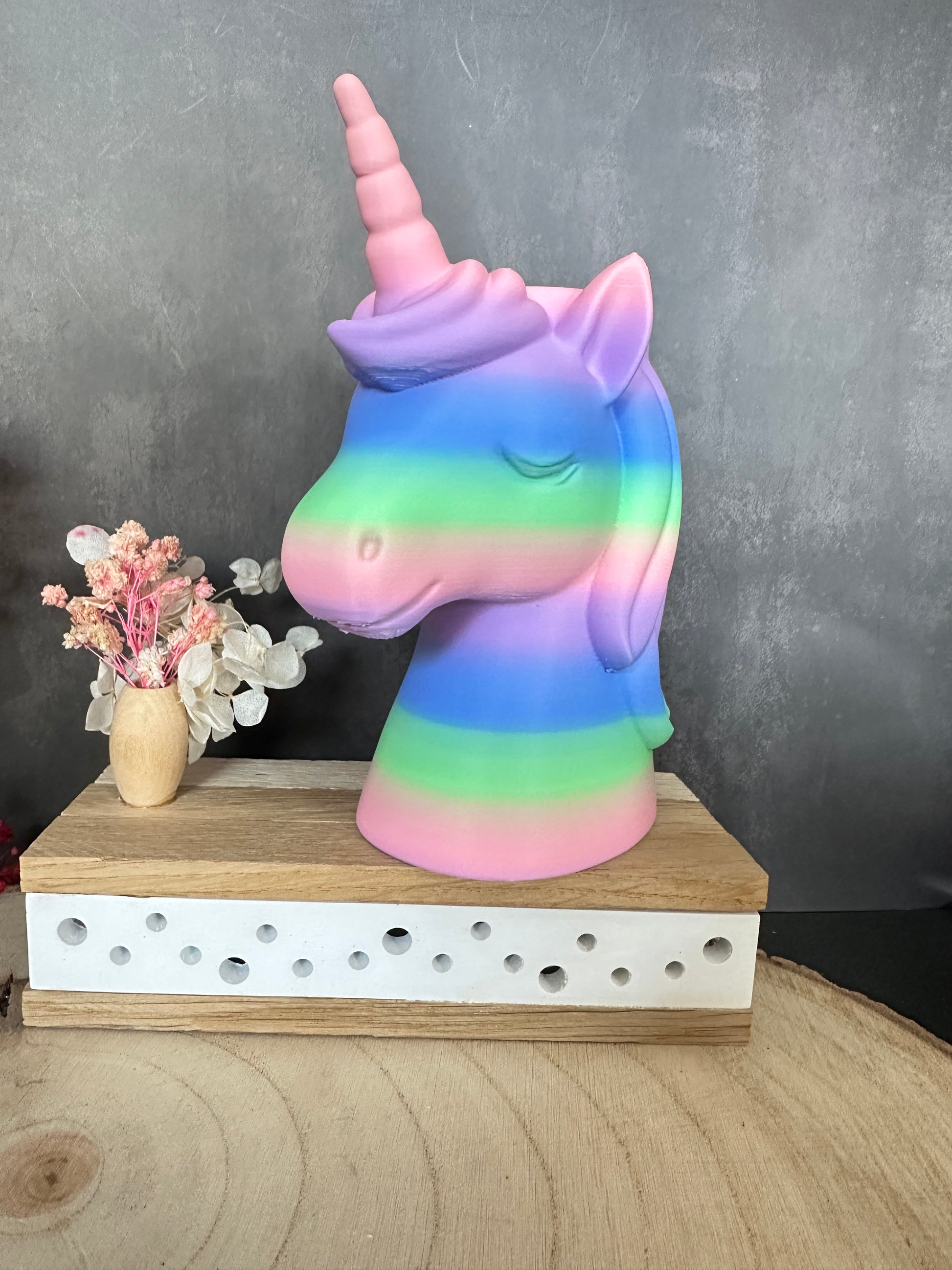 Pennenhouder met eenhoornmotief – een decoratief cadeau in regenboogkleuren voor op het bureau of in de kinderkamer.
