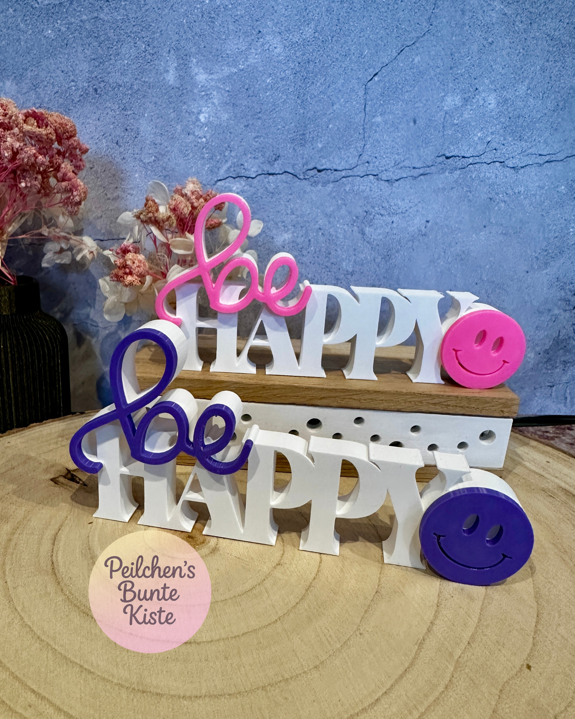 Decoratieve letters 'Be Happy' met een smiley – een modern cadeau voor een goed humeur.