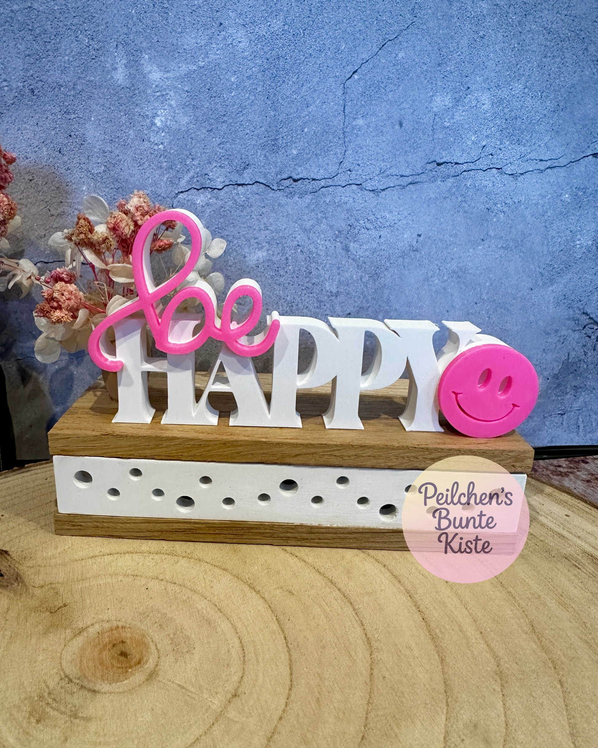 Decoratieve letters 'Be Happy' met een smiley – een modern cadeau voor een goed humeur.