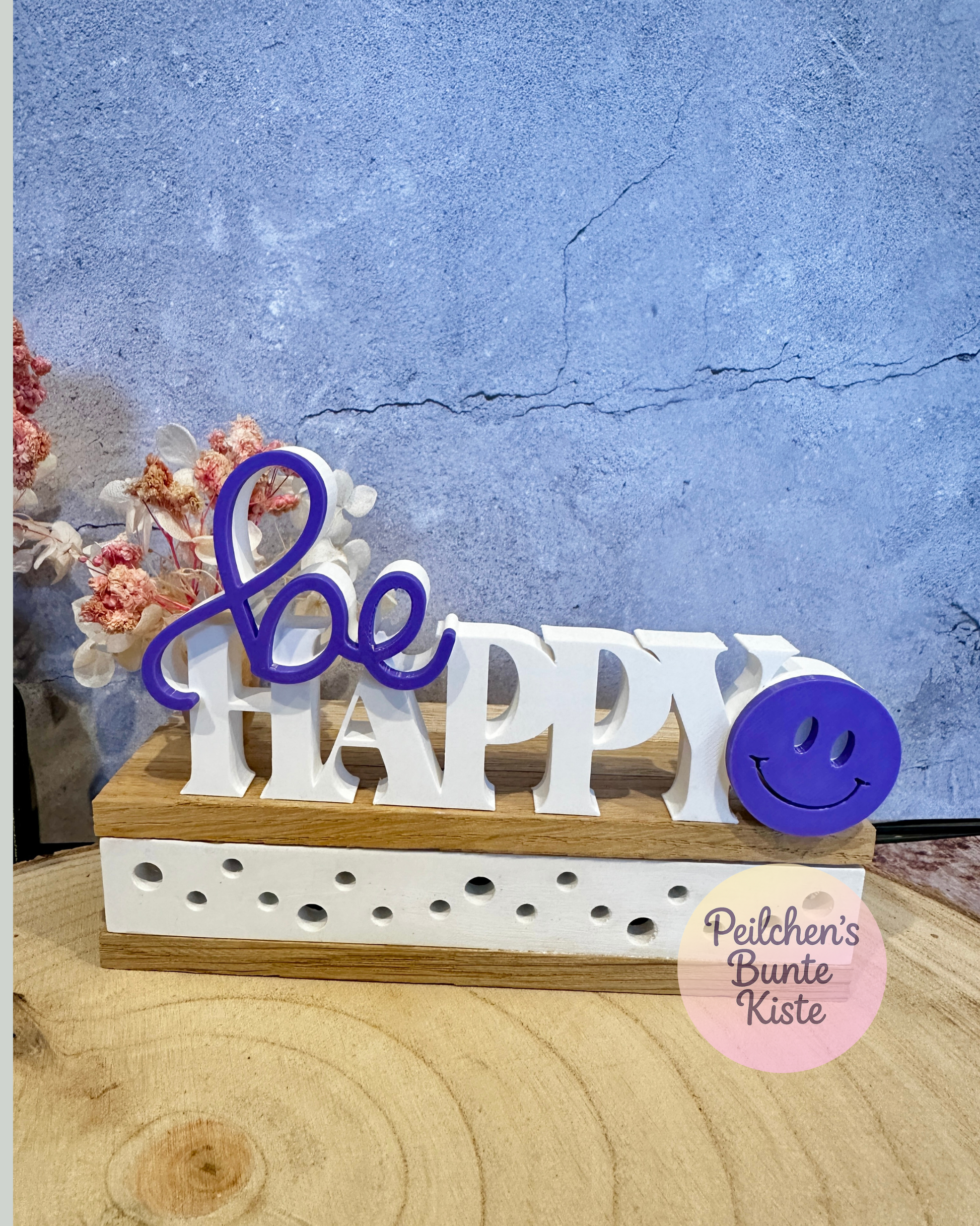 Decoratieve letters 'Be Happy' met een smiley – een modern cadeau voor een goed humeur.
