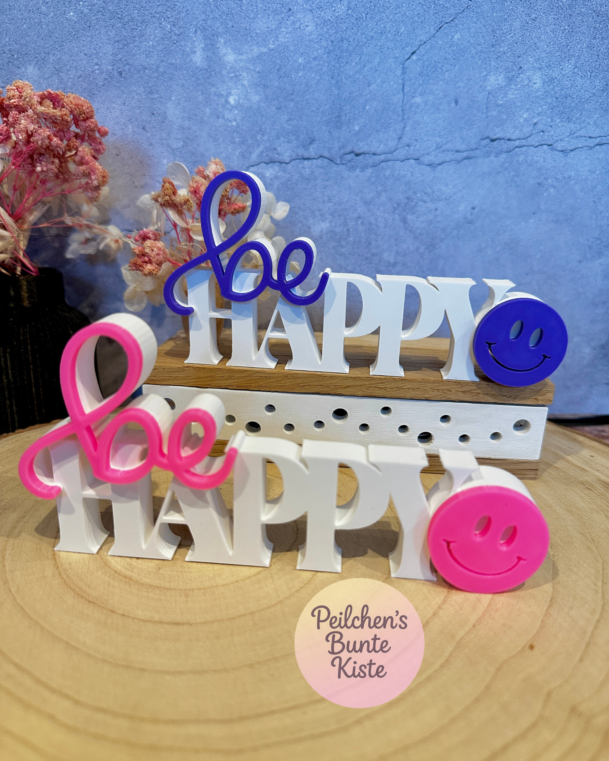 Decoratieve letters 'Be Happy' met een smiley – een modern cadeau voor een goed humeur.