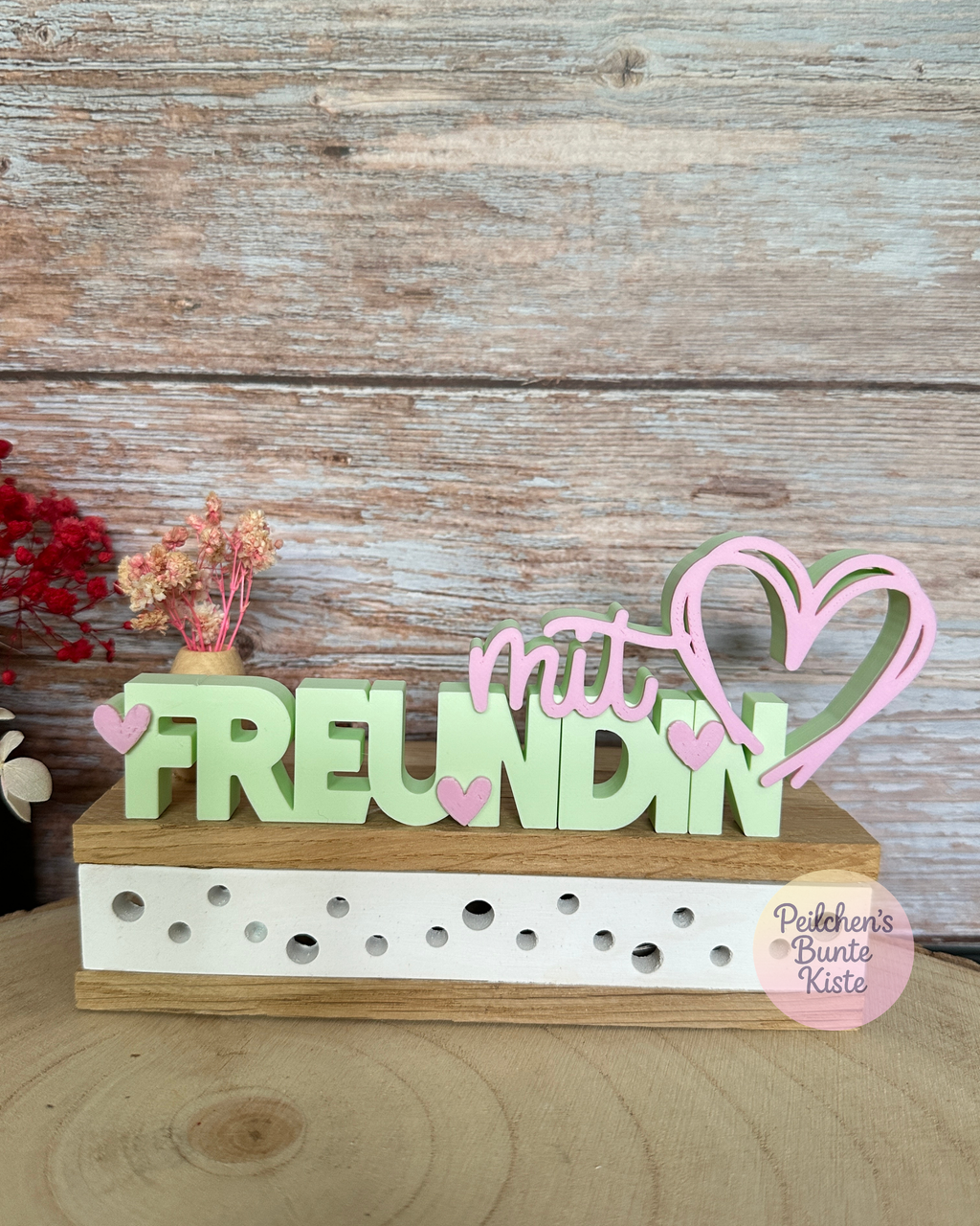 Schriftzug „mit Freundin“ – Liebevolle Dekoration als Geschenk für die beste Freundin