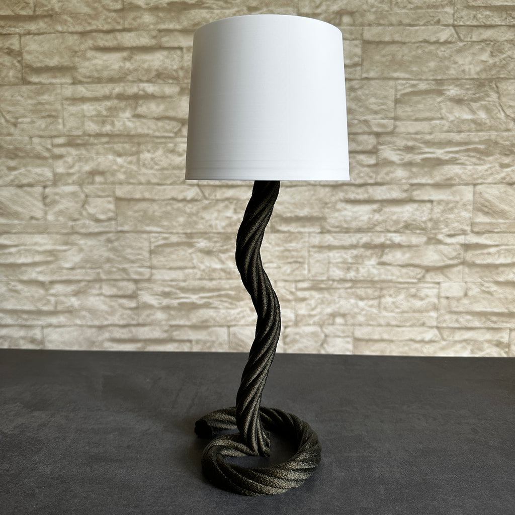 Maritieme touwlamp “Maritima” – LED-theelichtlamp met touwlook in grijs, blauw of middernachtgoud.