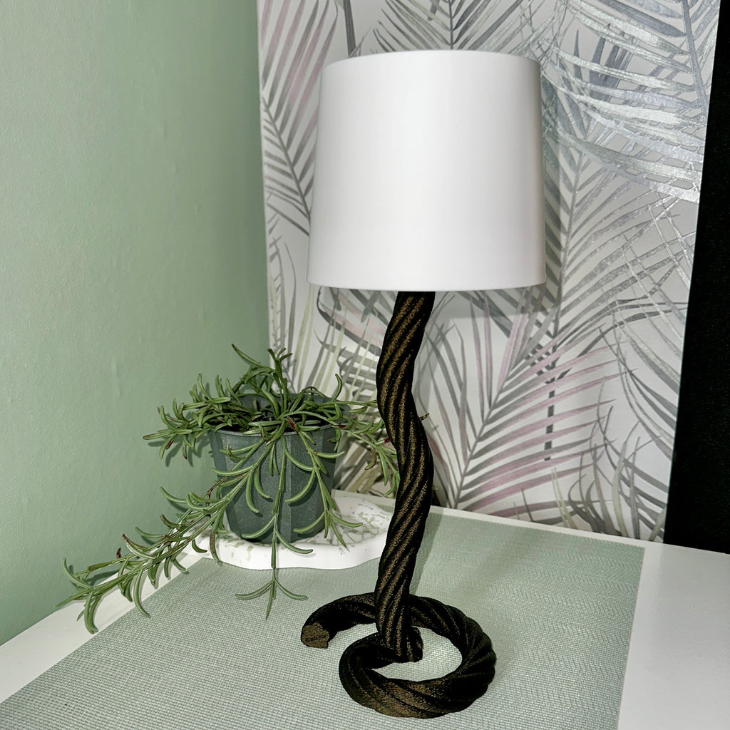 Maritieme touwlamp “Maritima” – LED-theelichtlamp met touwlook in grijs, blauw of middernachtgoud.
