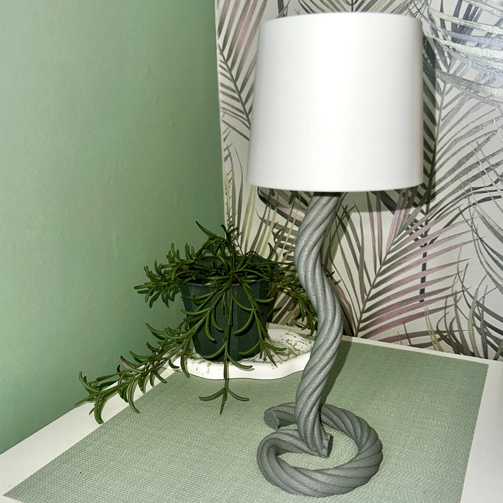 Maritieme touwlamp “Maritima” – LED-theelichtlamp met touwlook in grijs, blauw of middernachtgoud.