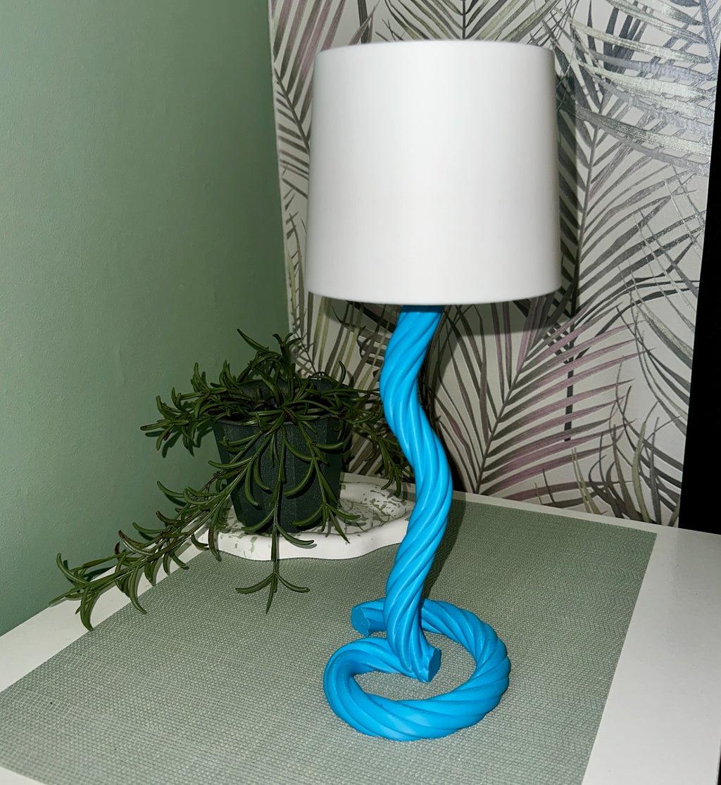 Maritieme touwlamp “Maritima” – LED-theelichtlamp met touwlook in grijs, blauw of middernachtgoud.