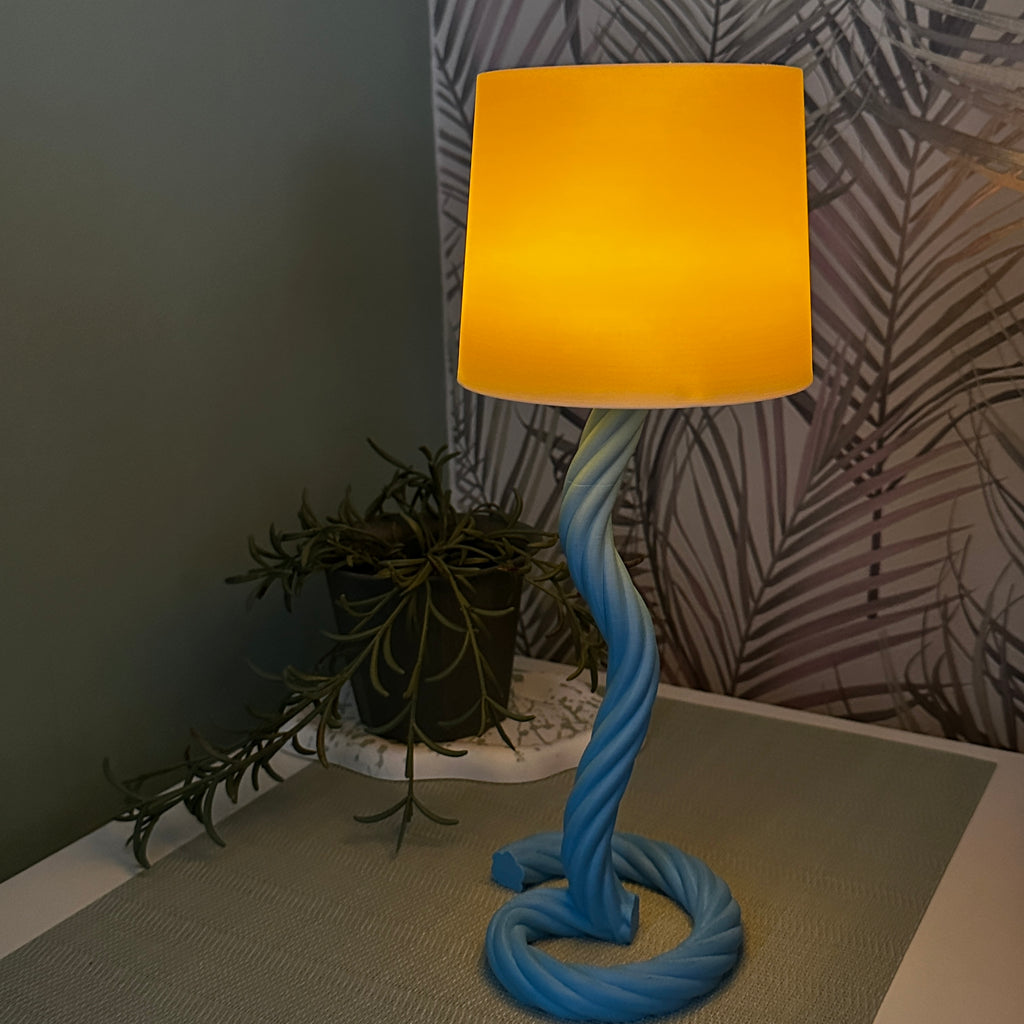Maritieme touwlamp “Maritima” – LED-theelichtlamp met touwlook in grijs, blauw of middernachtgoud.