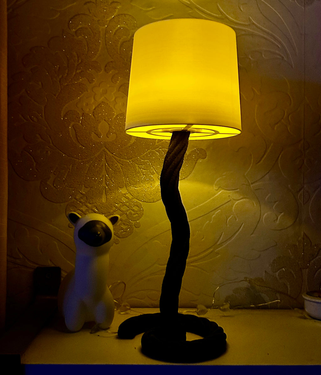 Maritieme touwlamp “Maritima” – LED-theelichtlamp met touwlook in grijs, blauw of middernachtgoud.