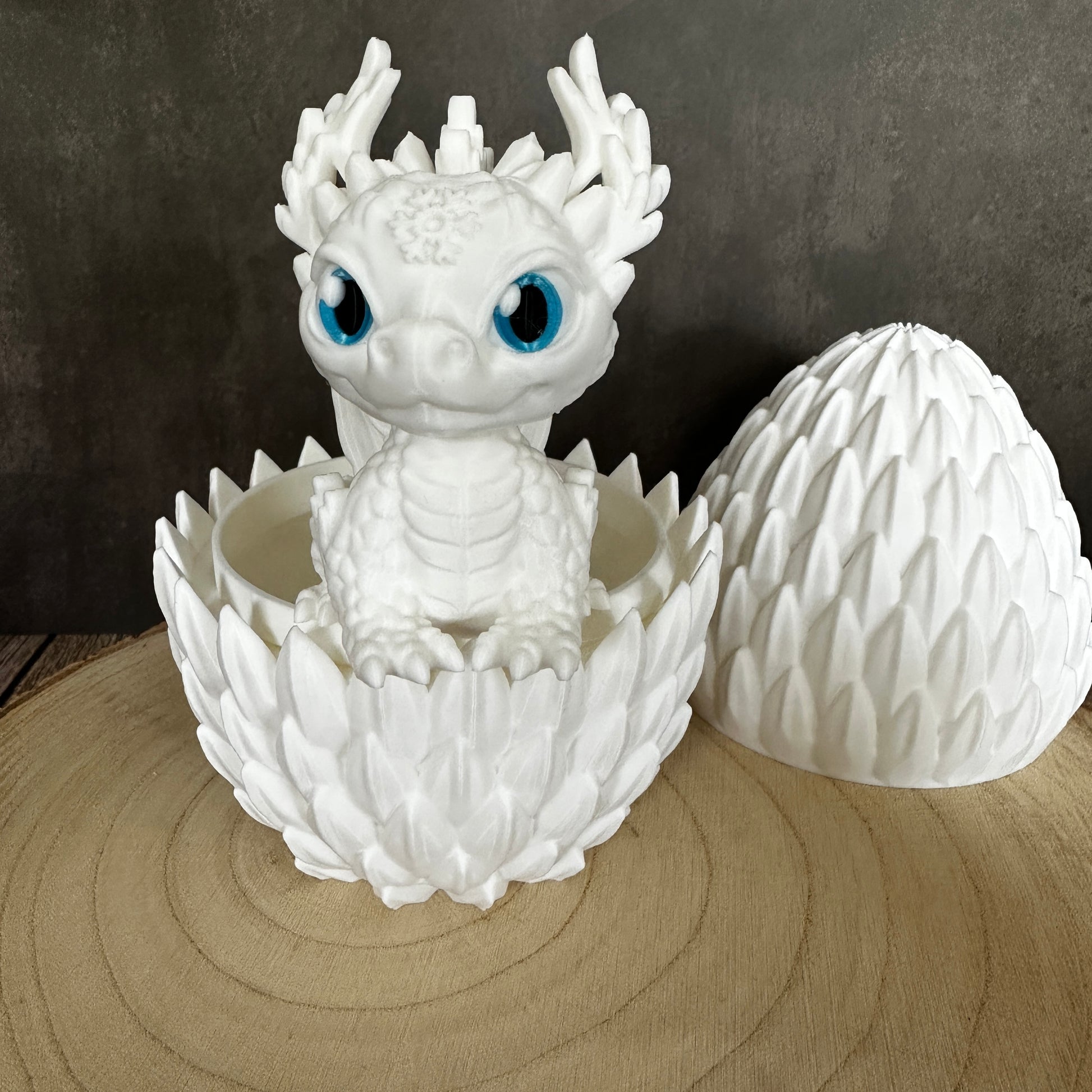 Drachen mit Ei – Handgemachte Fantasy-Deko in verschiedenen Farben