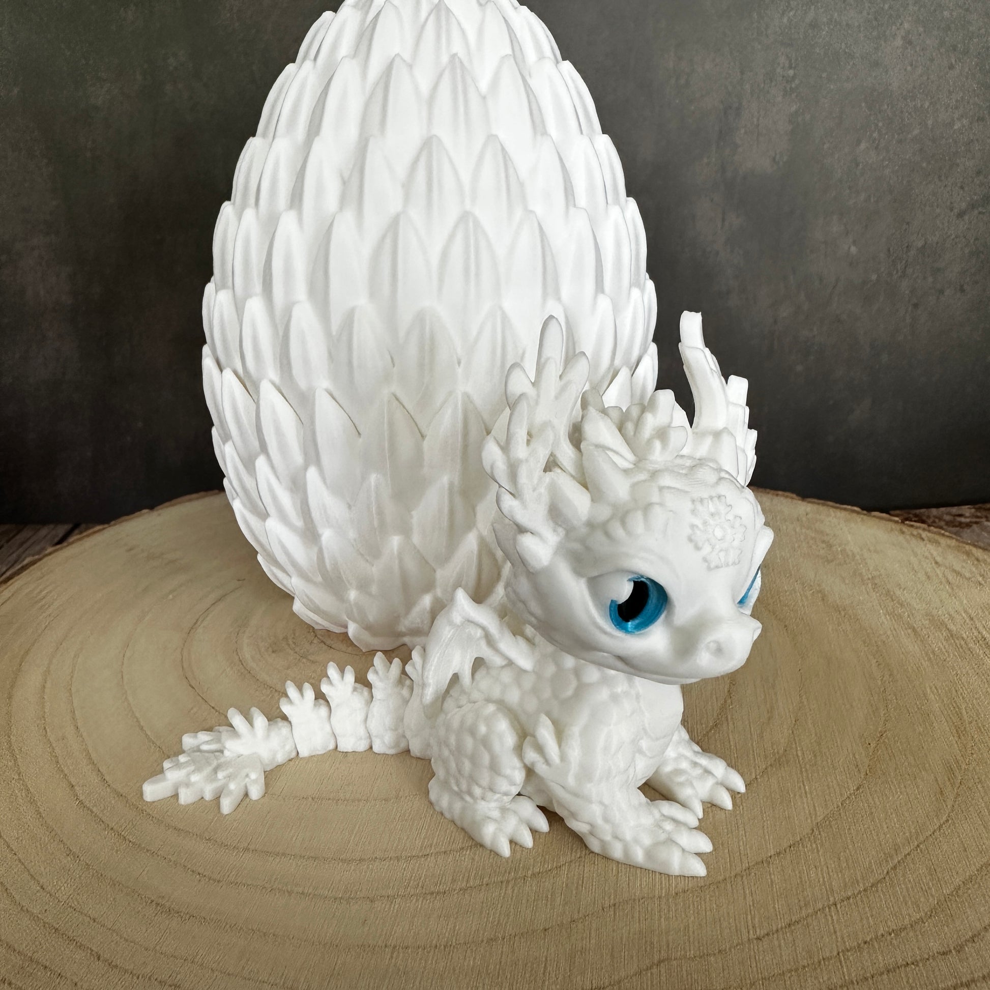 Drachen mit Ei – Handgemachte Fantasy-Deko in verschiedenen Farben