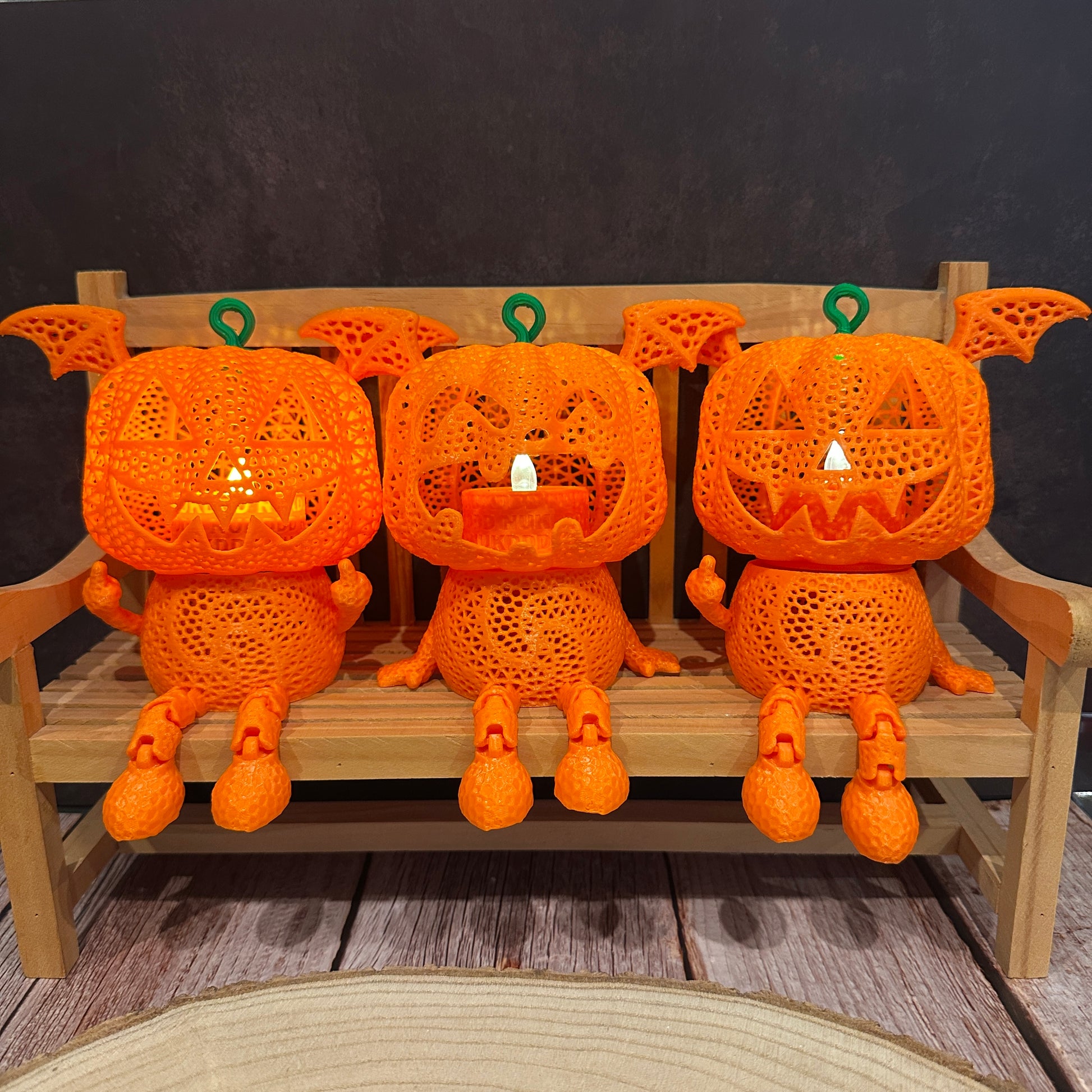 Halloweenpompoenfiguren met vleugels 🦇 – Zittende LED-lantaarns in 6 varianten