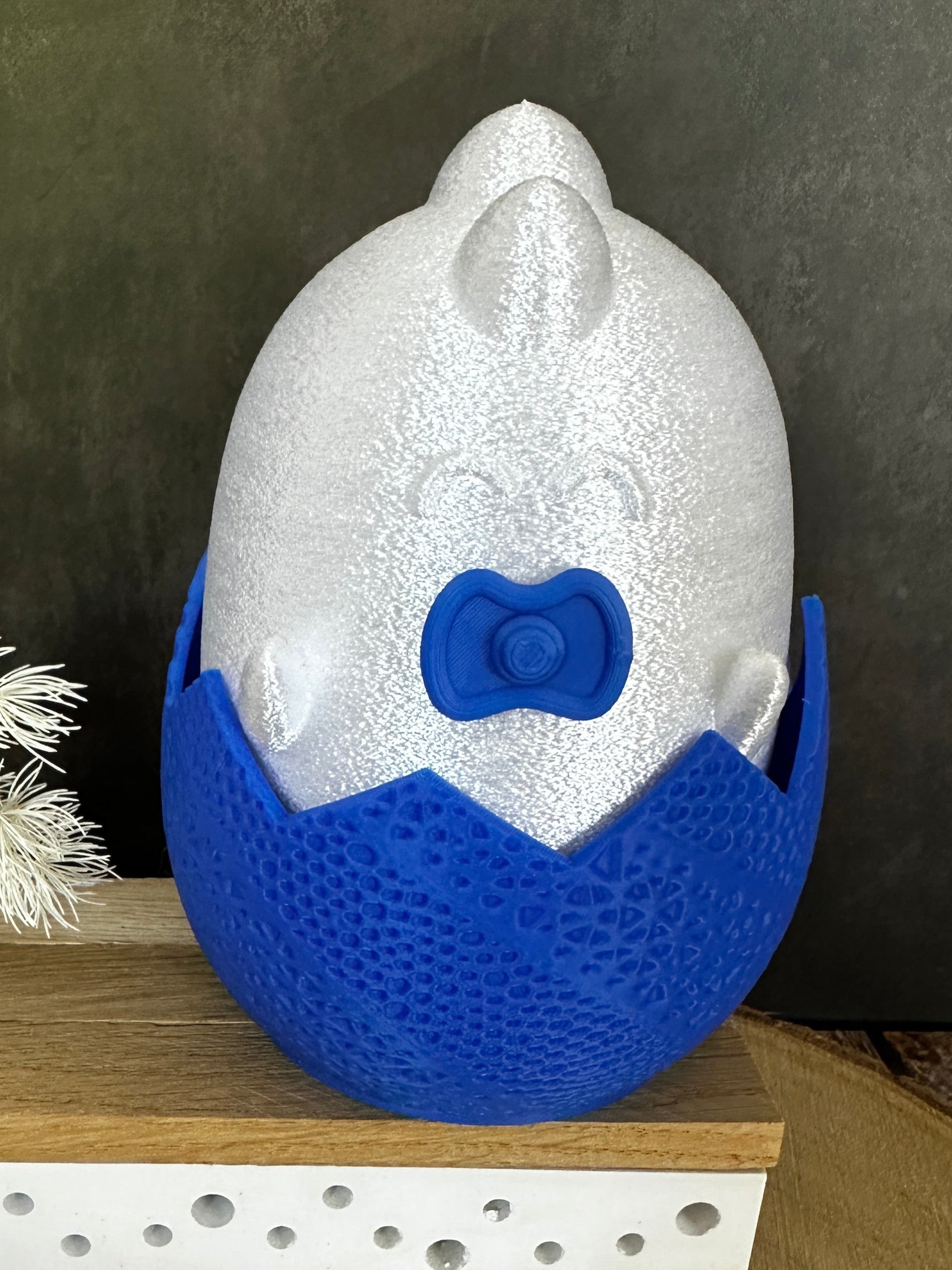 Baby-Dino Lampe im Ei – Nachtlicht & Geschenk zur Geburt in Rosa oder Blau