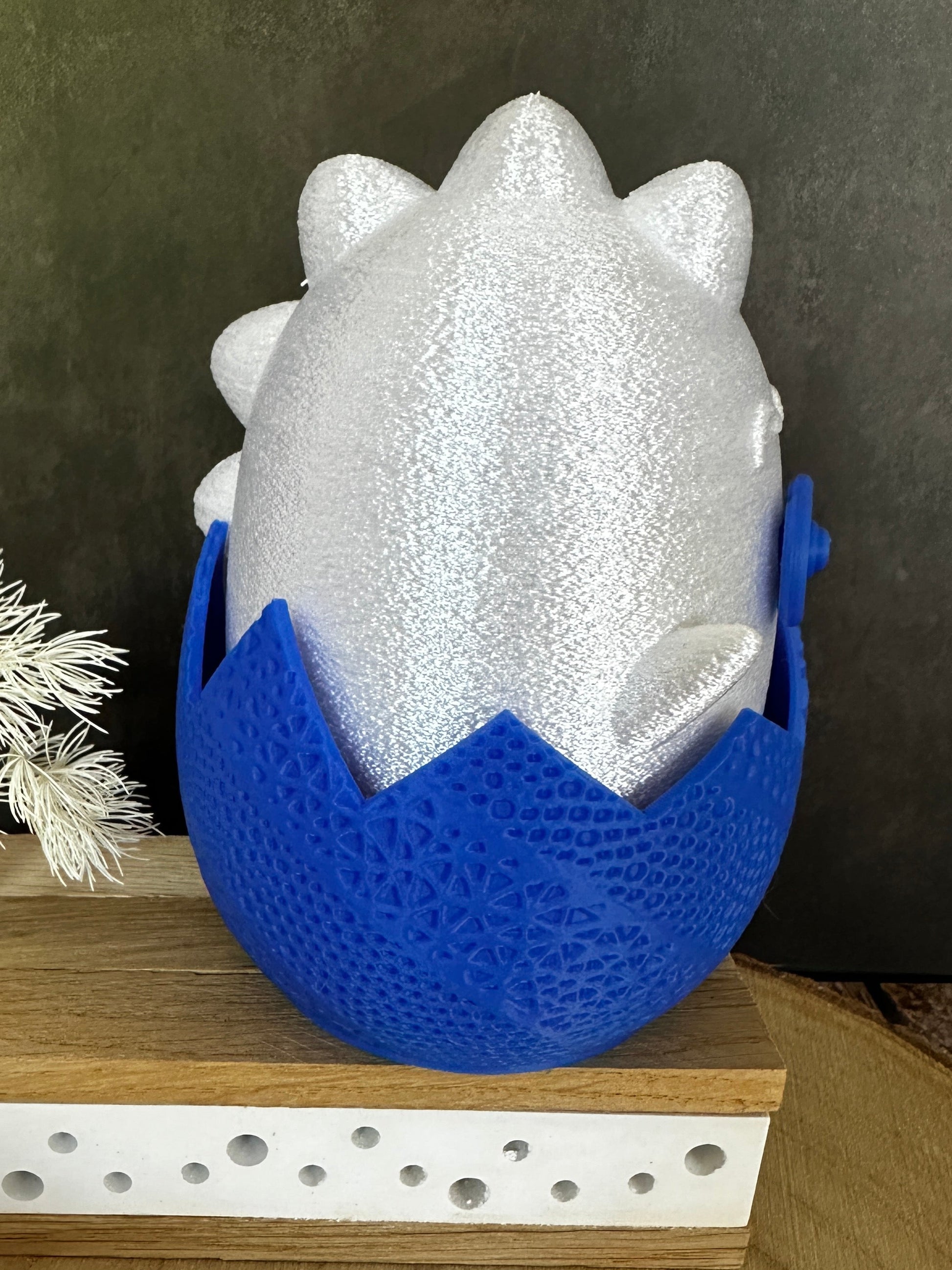 Baby-Dino Lampe im Ei – Nachtlicht & Geschenk zur Geburt in Rosa oder Blau