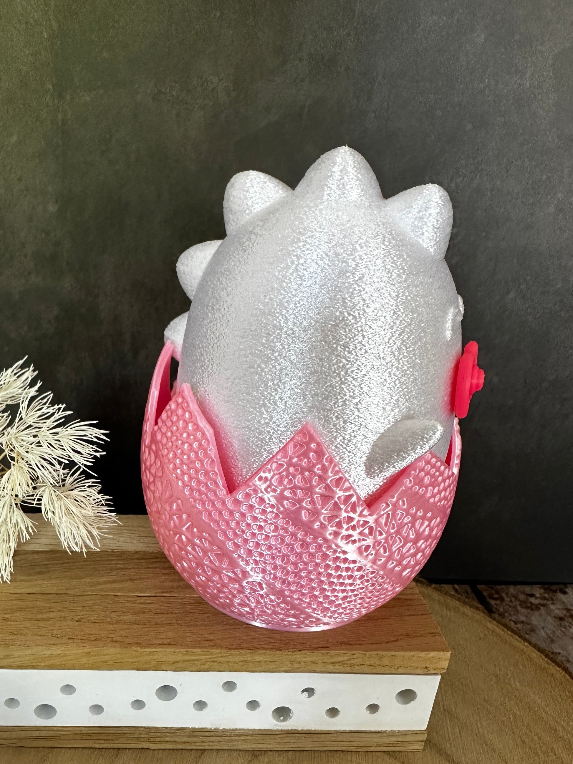 Baby-Dino Lampe im Ei – Nachtlicht & Geschenk zur Geburt in Rosa oder Blau