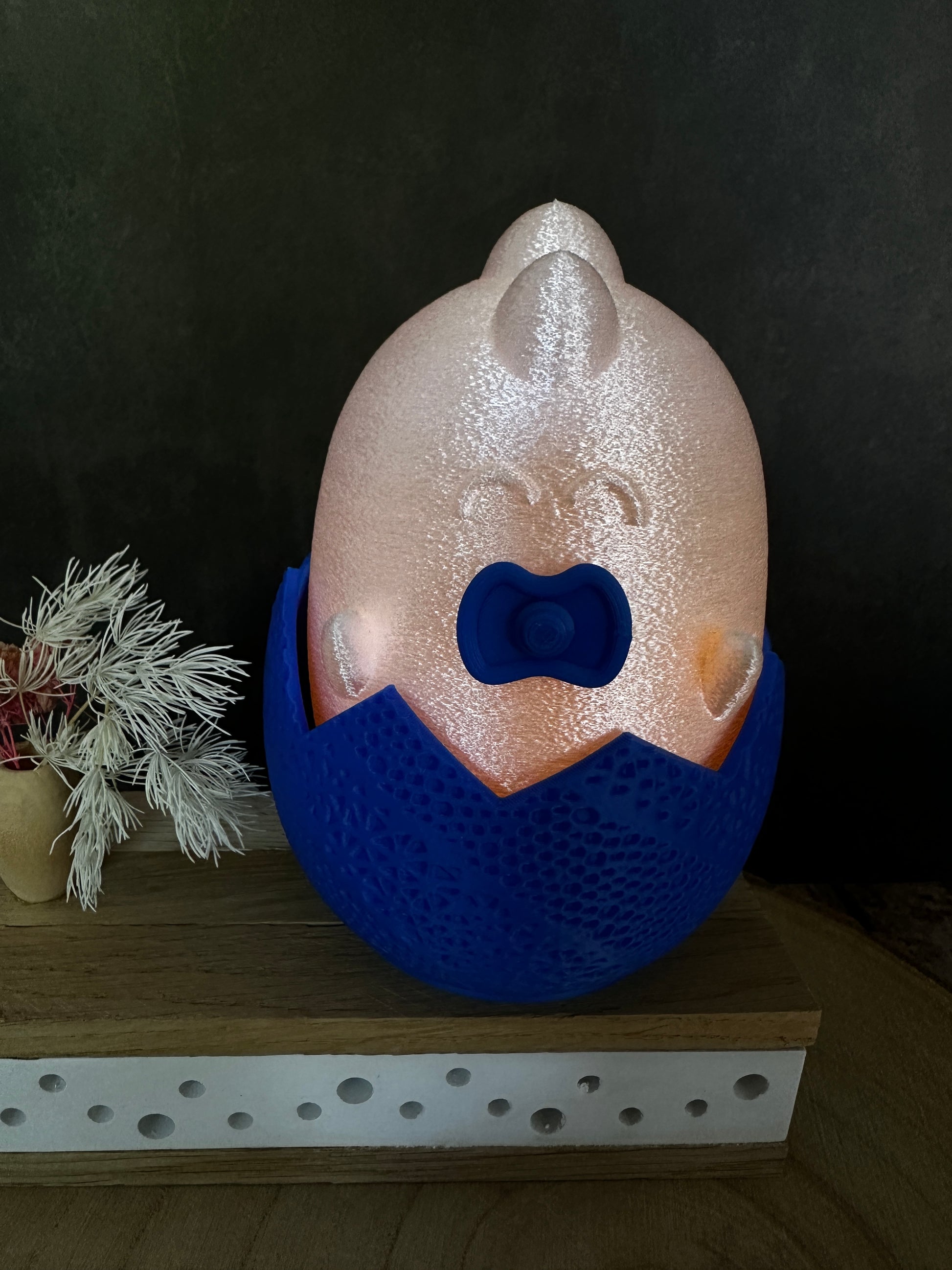 Baby-Dino Lampe im Ei – Nachtlicht & Geschenk zur Geburt in Rosa oder Blau