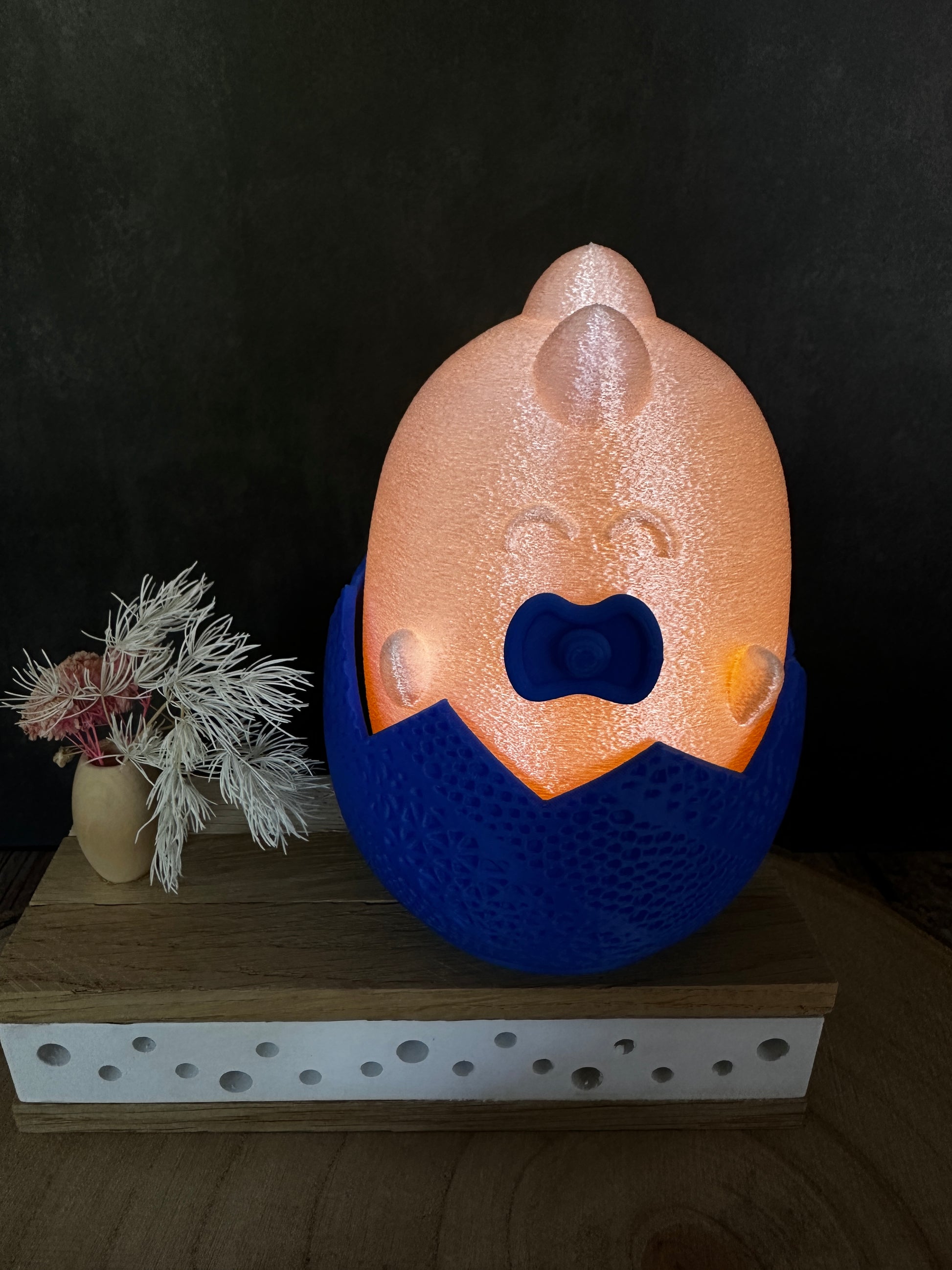 Baby-Dino Lampe im Ei – Nachtlicht & Geschenk zur Geburt in Rosa oder Blau