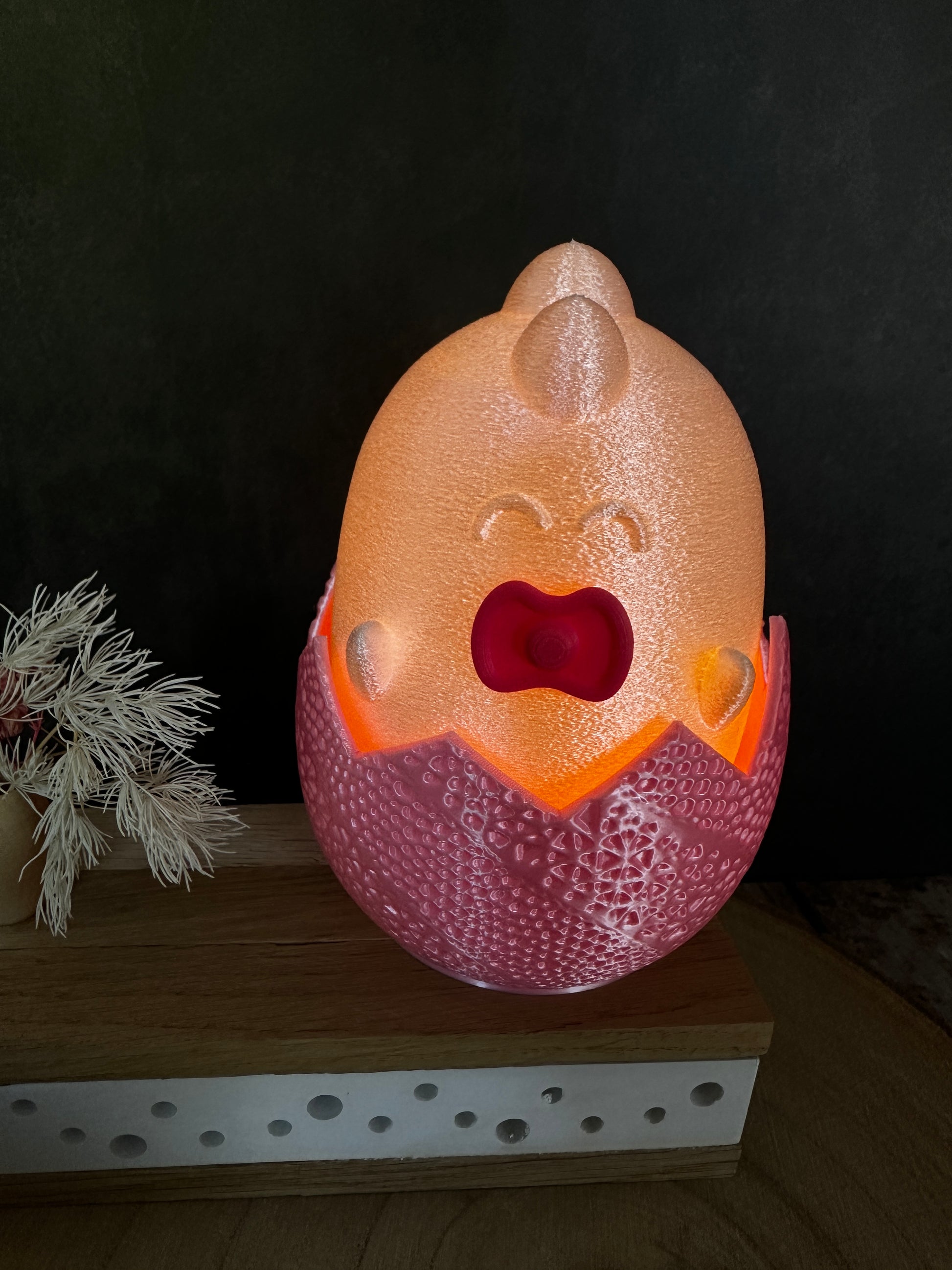 Baby-Dino Lampe im Ei – Nachtlicht & Geschenk zur Geburt in Rosa oder Blau