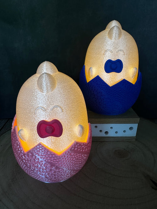 Baby-Dino Lampe im Ei – Nachtlicht & Geschenk zur Geburt in Rosa oder Blau