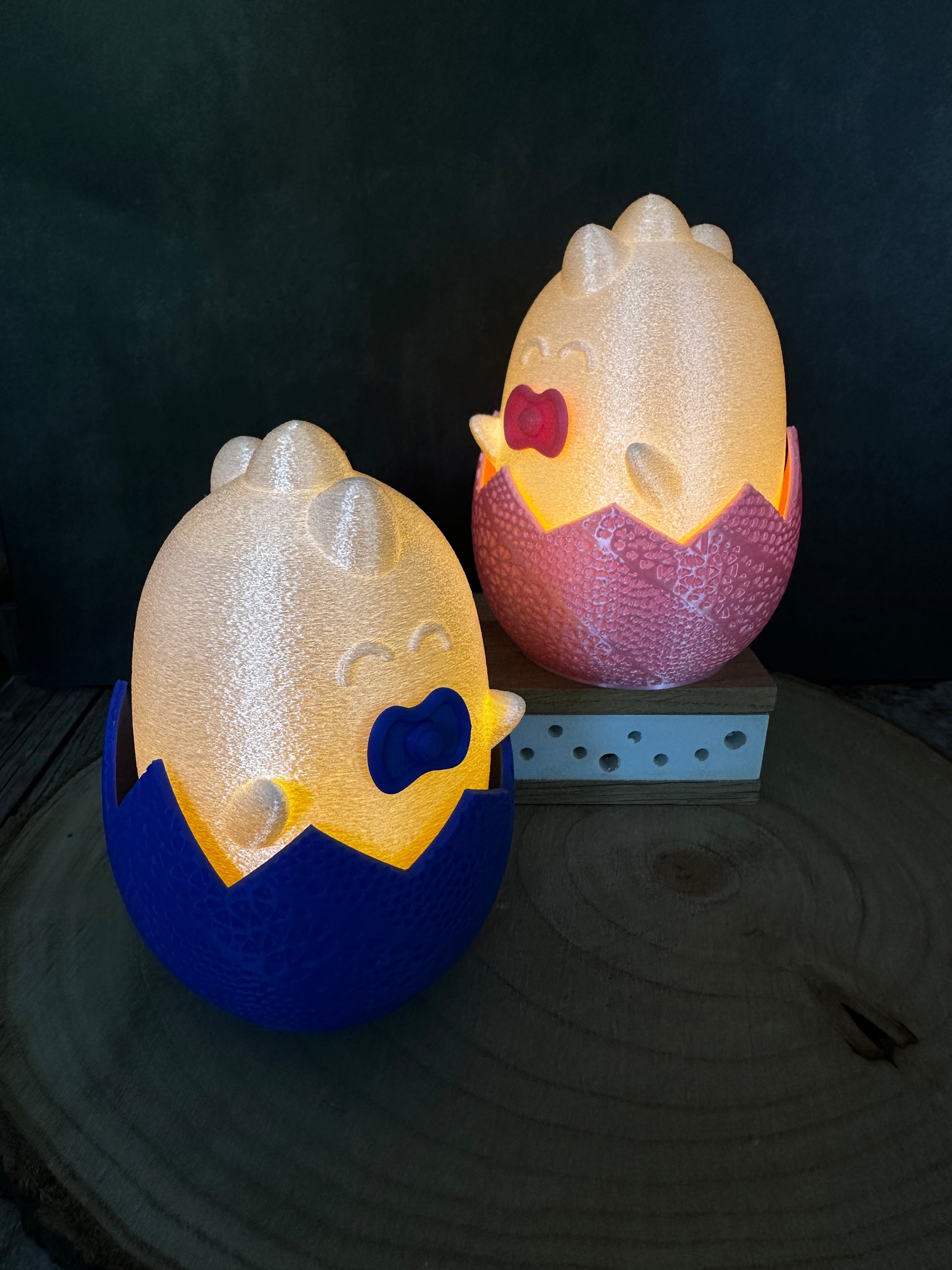 Baby-Dino Lampe im Ei – Nachtlicht & Geschenk zur Geburt in Rosa oder Blau