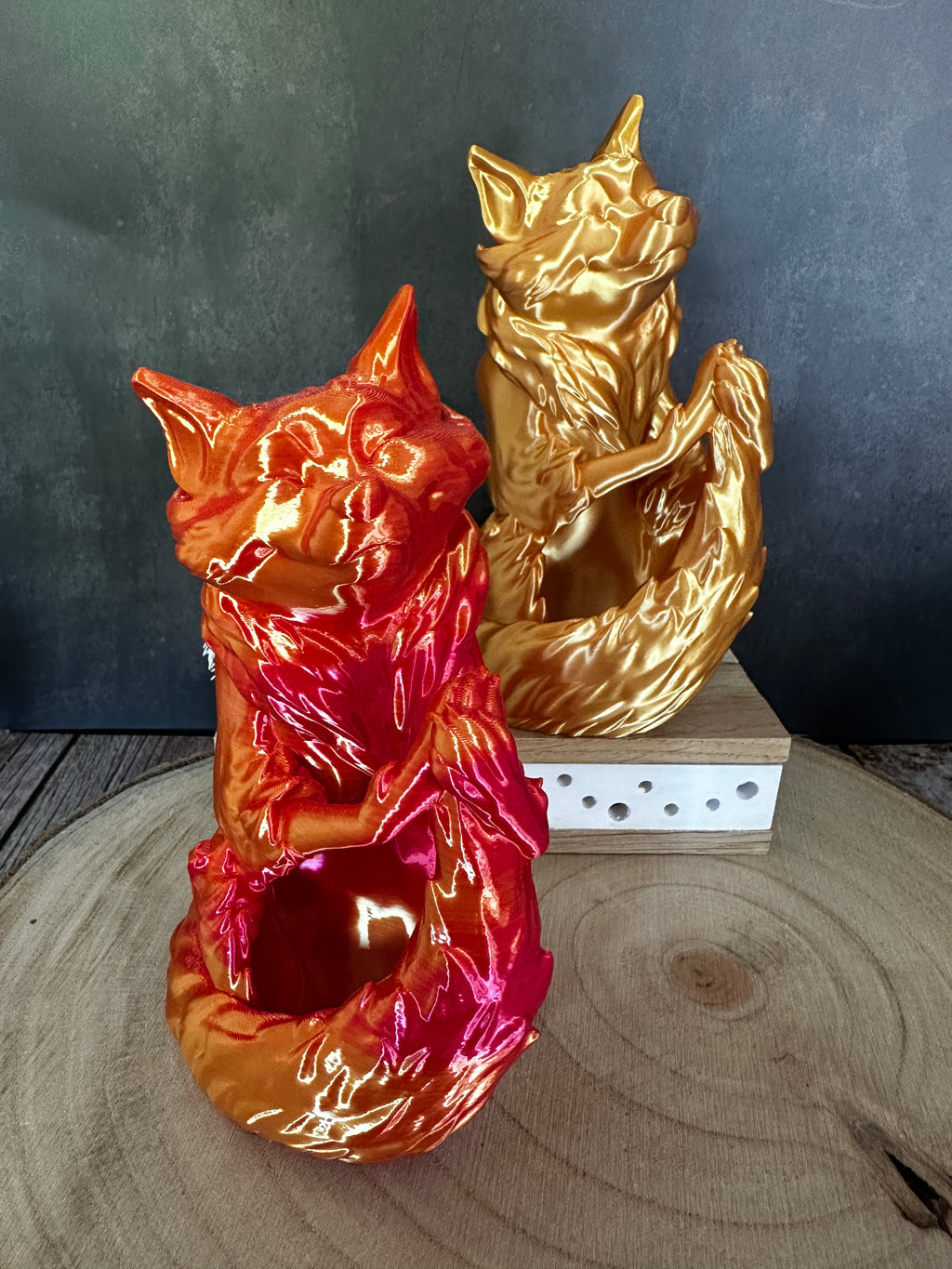 Pennenhouder in de vorm van een vos, gemaakt van Silk-PLA – een glanzende kantoordecoratie in rood-oranje.