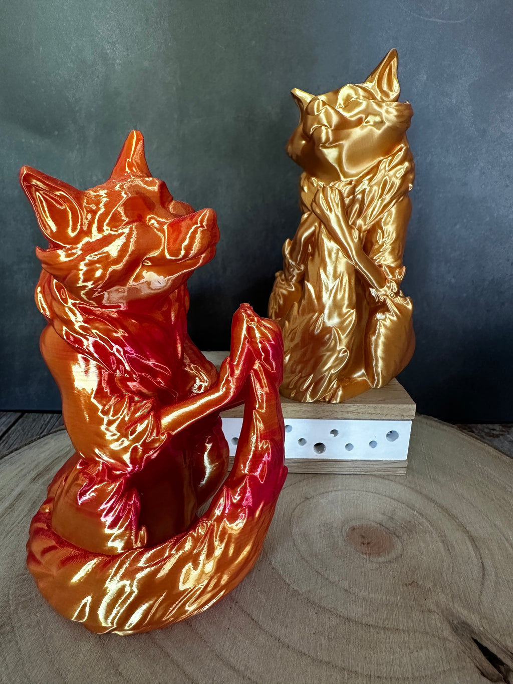 Pennenhouder in de vorm van een vos, gemaakt van Silk-PLA – een glanzende kantoordecoratie in rood-oranje.