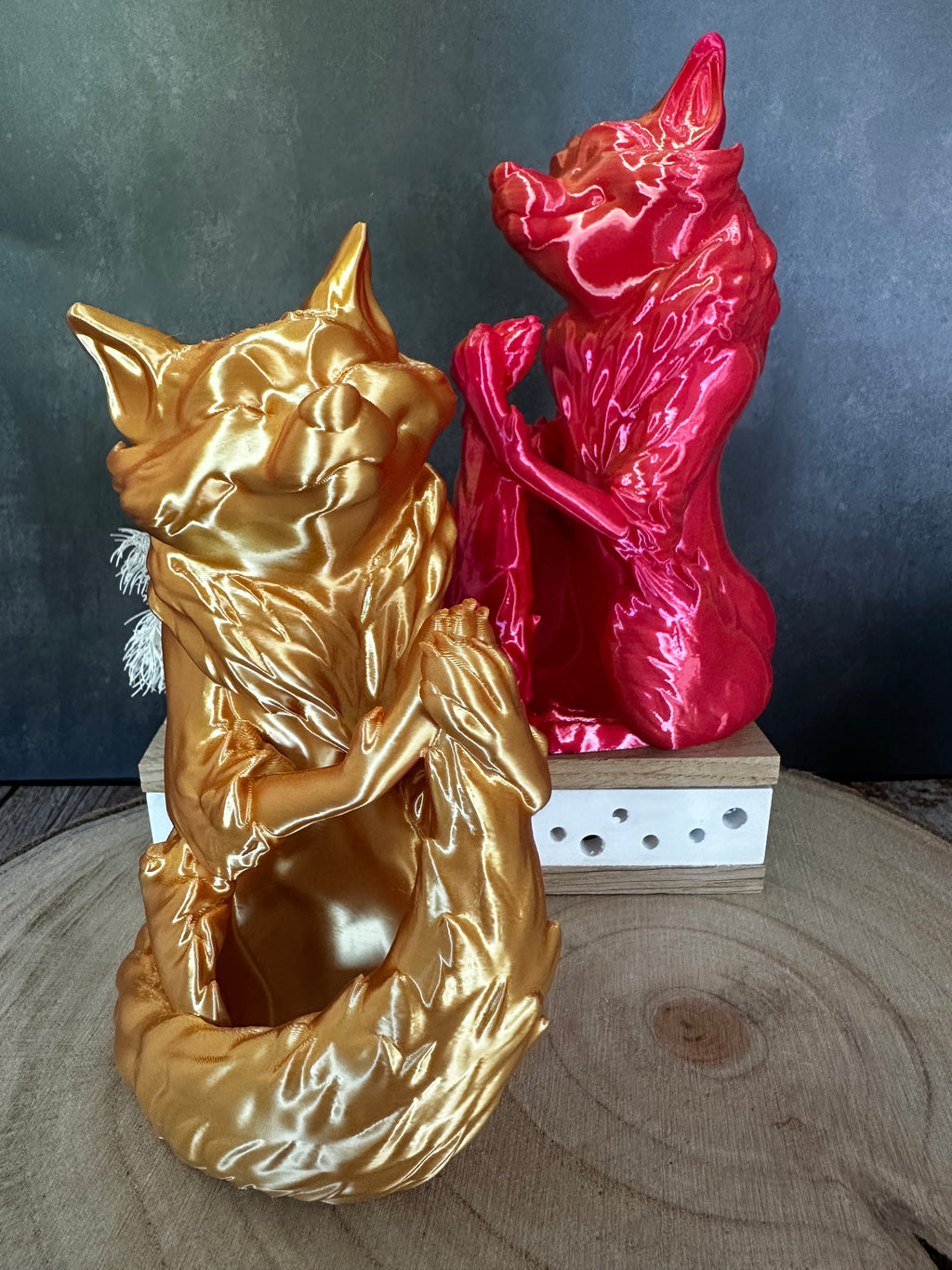 Pennenhouder in de vorm van een vos, gemaakt van Silk-PLA – een glanzende kantoordecoratie in rood-oranje.