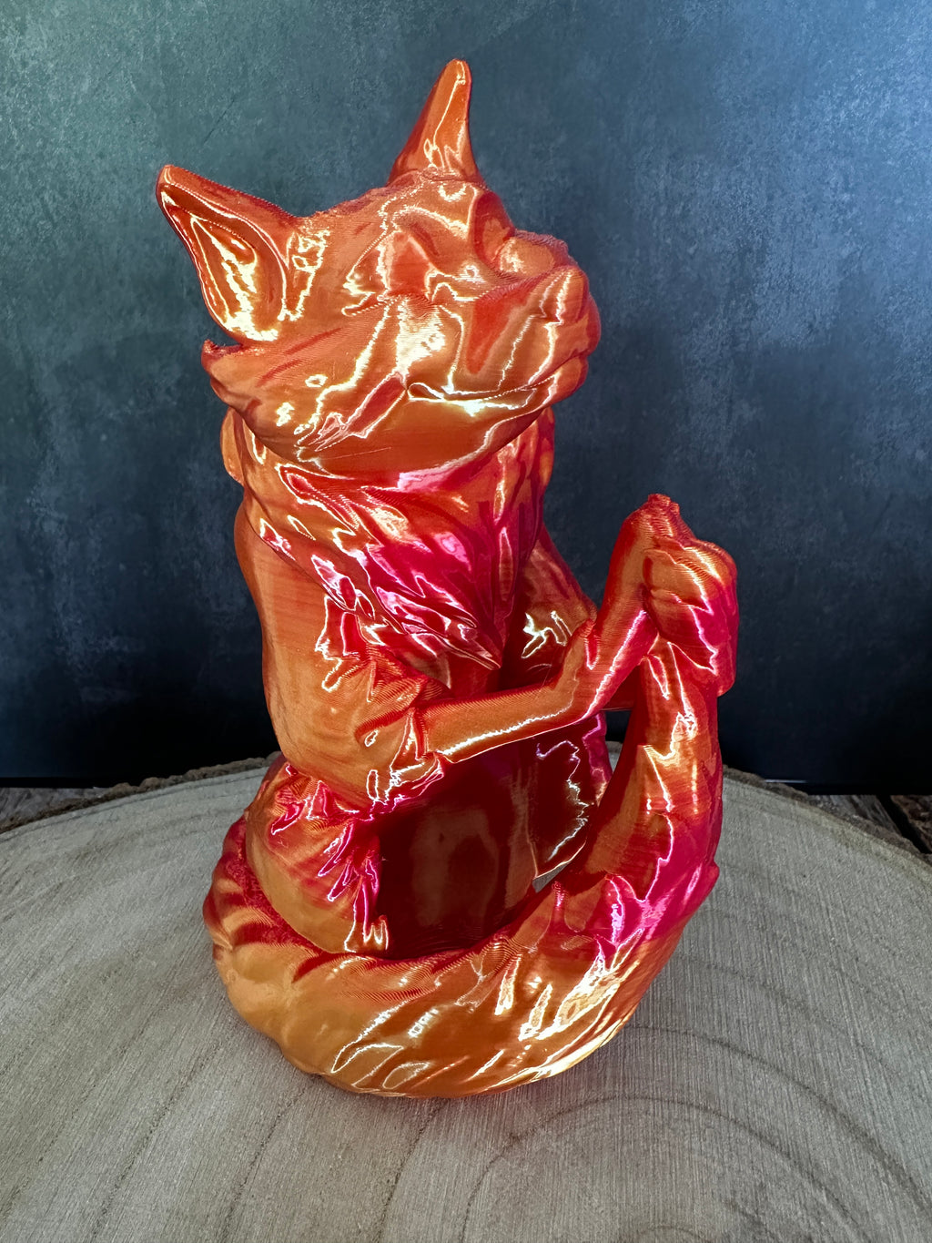 Pennenhouder in de vorm van een vos, gemaakt van Silk-PLA – een glanzende kantoordecoratie in rood-oranje.