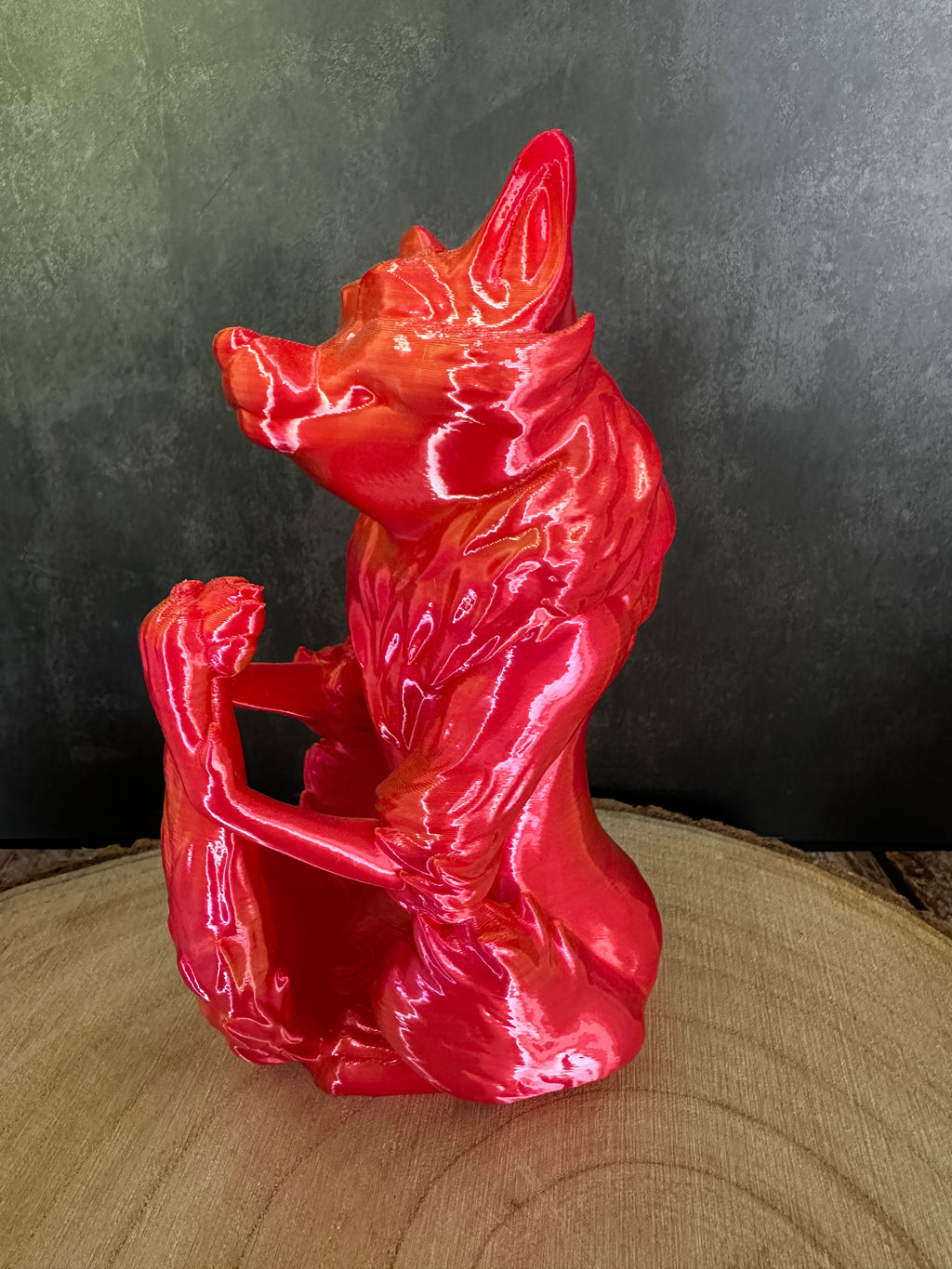 Pennenhouder in de vorm van een vos, gemaakt van Silk-PLA – een glanzende kantoordecoratie in rood-oranje.