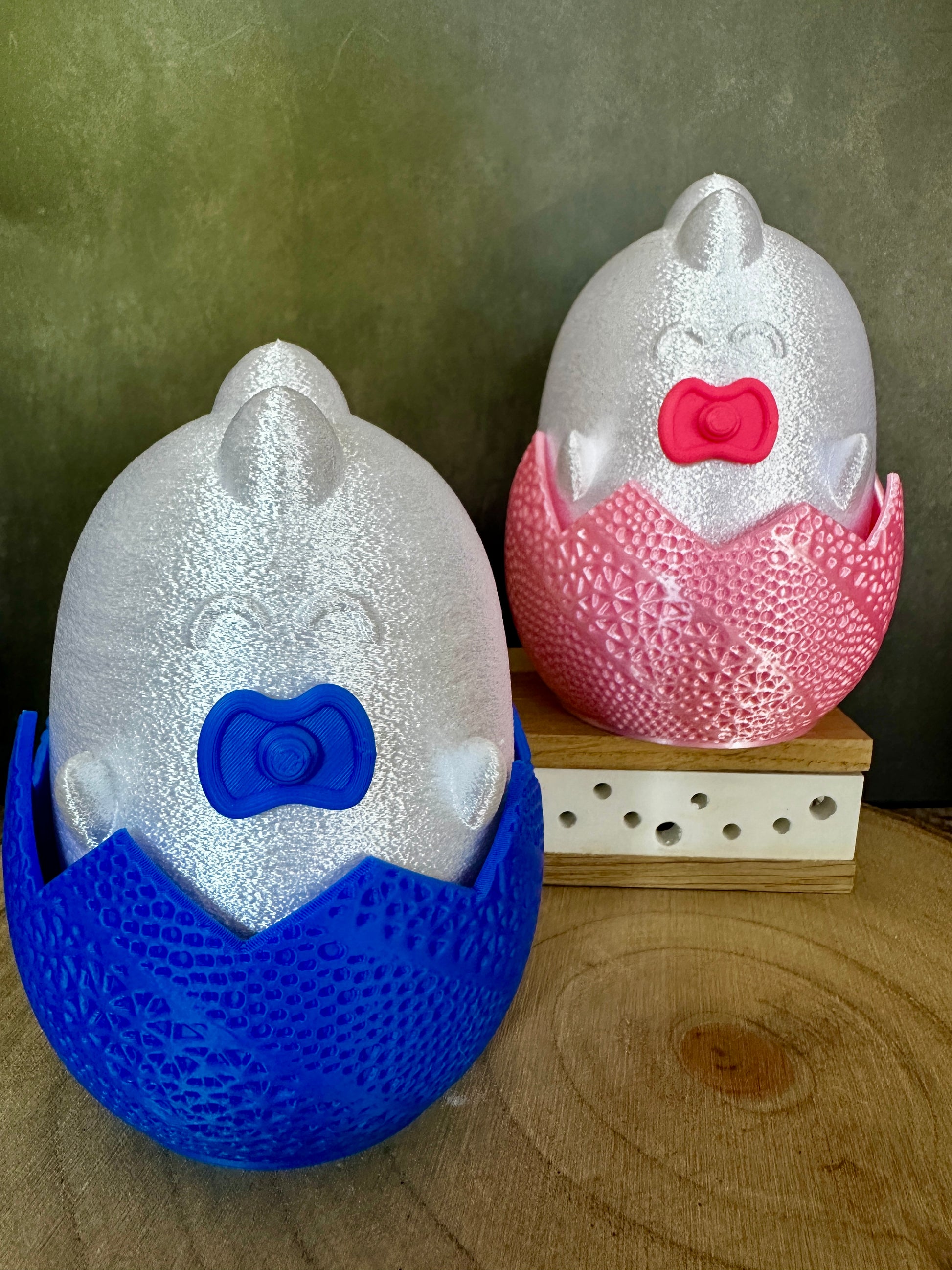 Baby-Dino Lampe im Ei – Nachtlicht & Geschenk zur Geburt in Rosa oder Blau