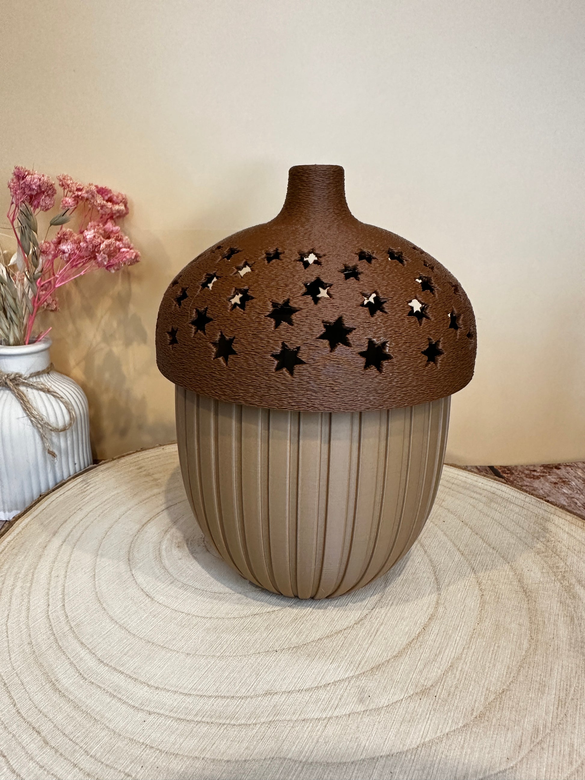 Herbstliche Eichel-Lampe mit Sternen – stimmungsvolle Deko mit LED-Licht