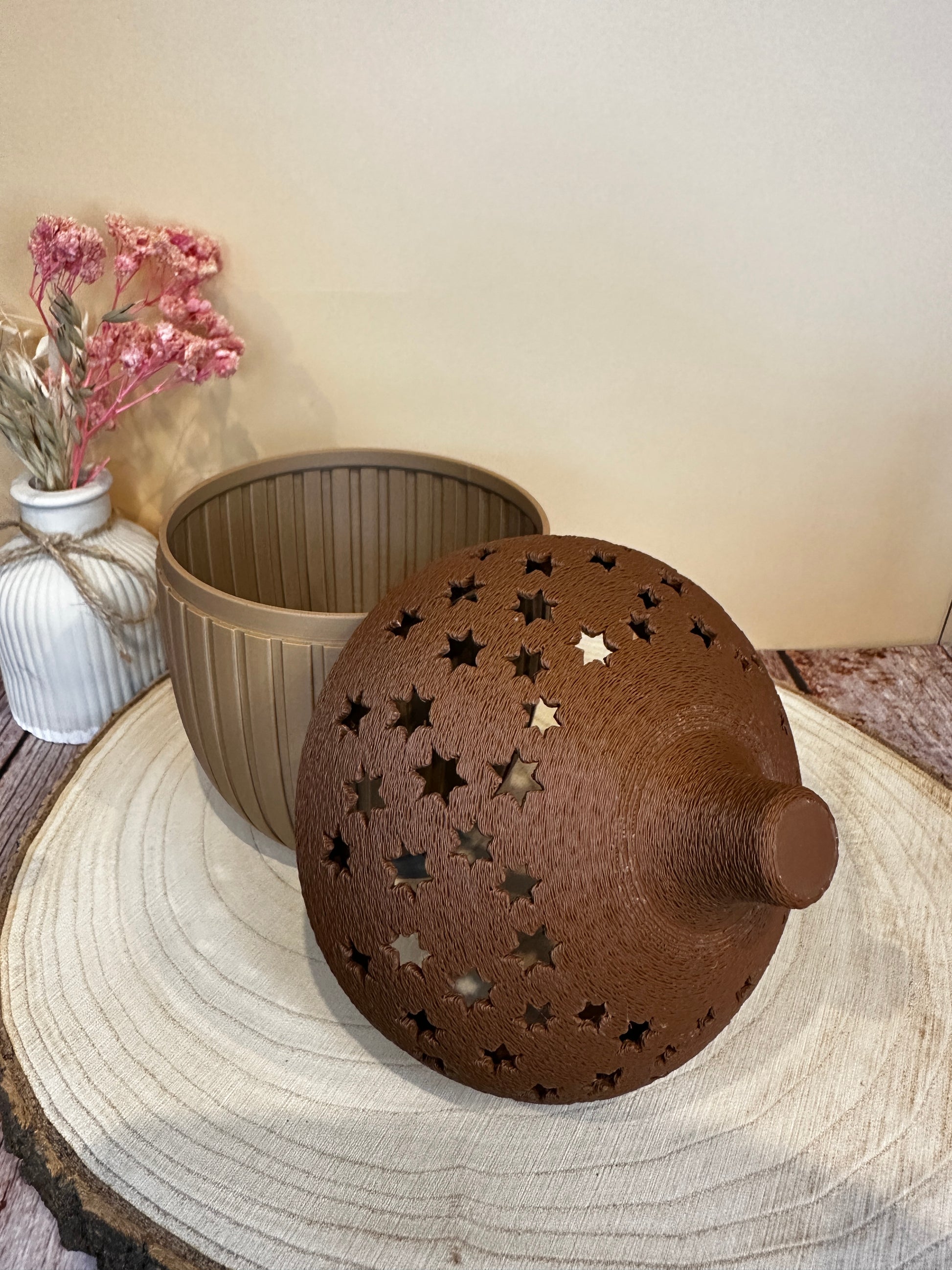 Herbstliche Eichel-Lampe mit Sternen – stimmungsvolle Deko mit LED-Licht