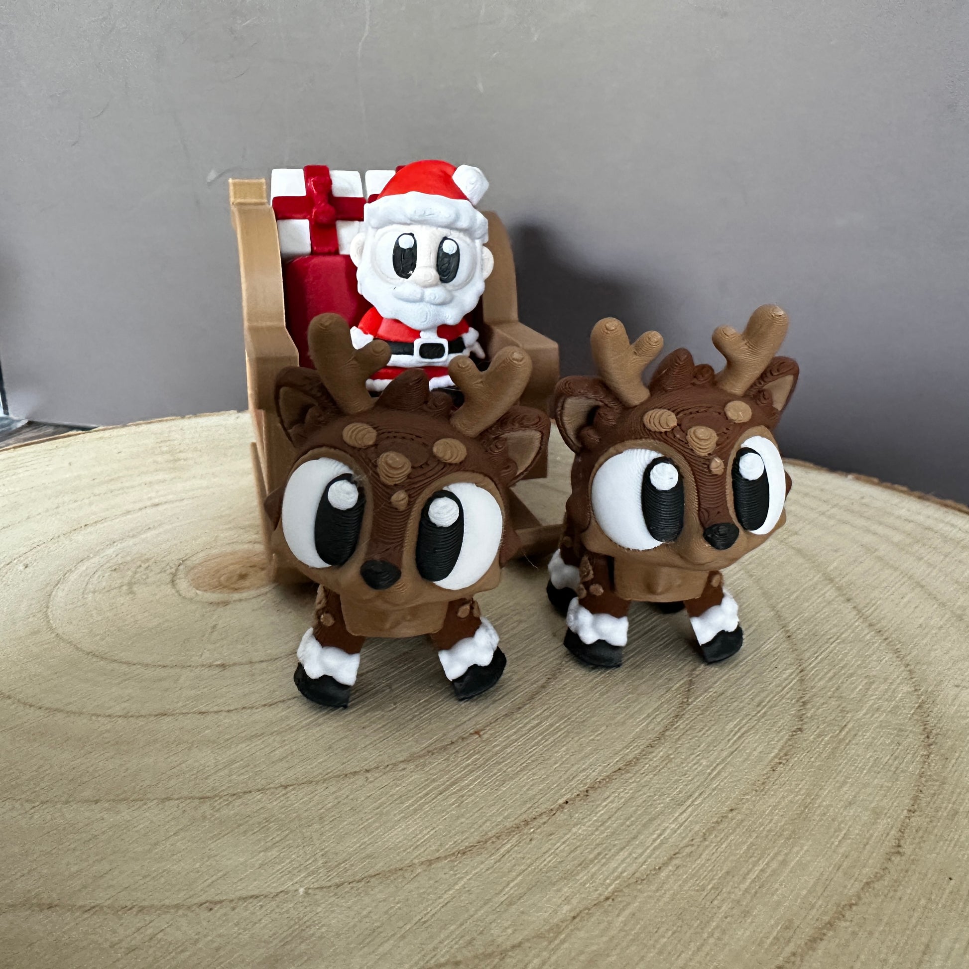 Complete kerstset met slee, kerstman en rendieren – feestelijke decoratie en een leuk cadeau-idee.