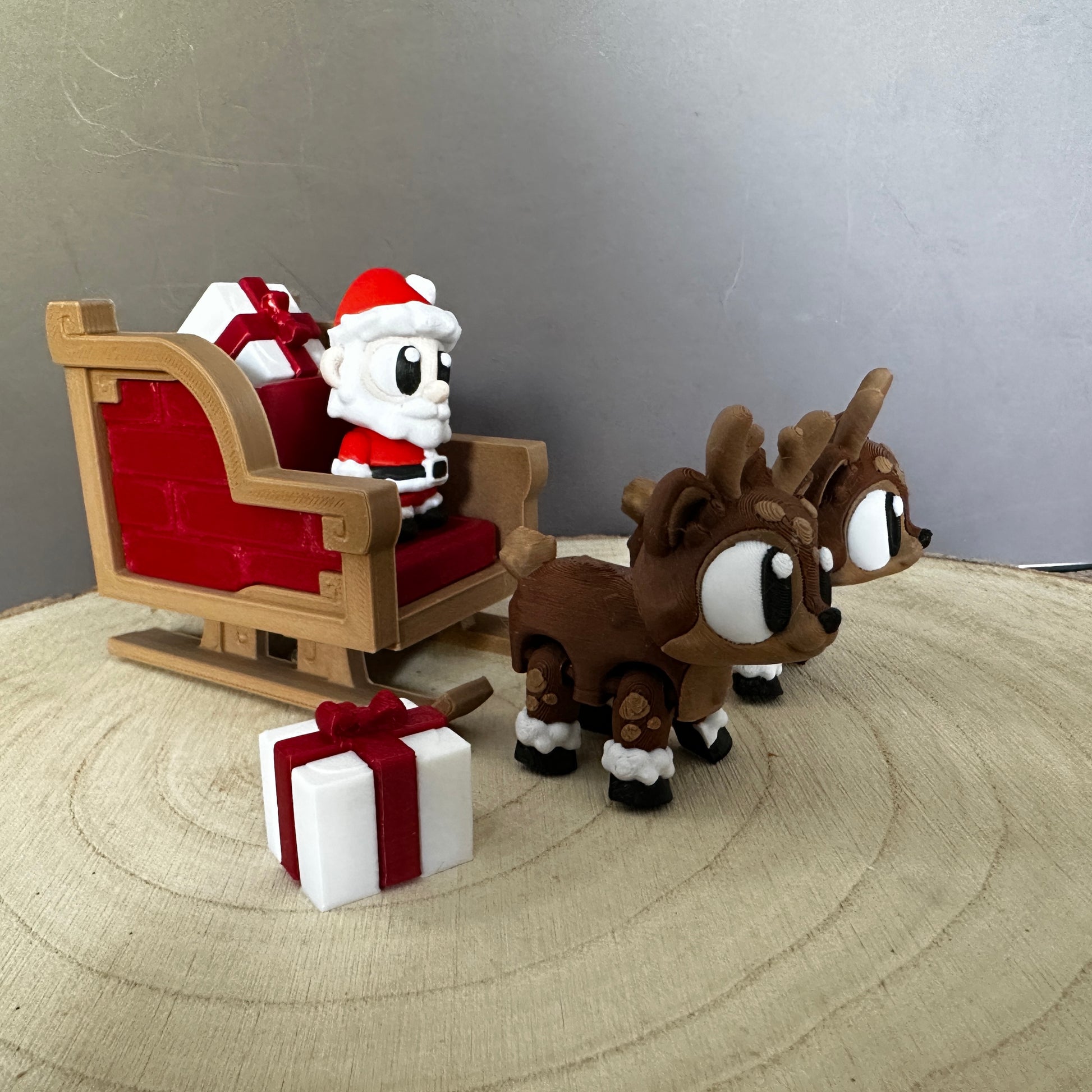 Complete kerstset met slee, kerstman en rendieren – feestelijke decoratie en een leuk cadeau-idee.