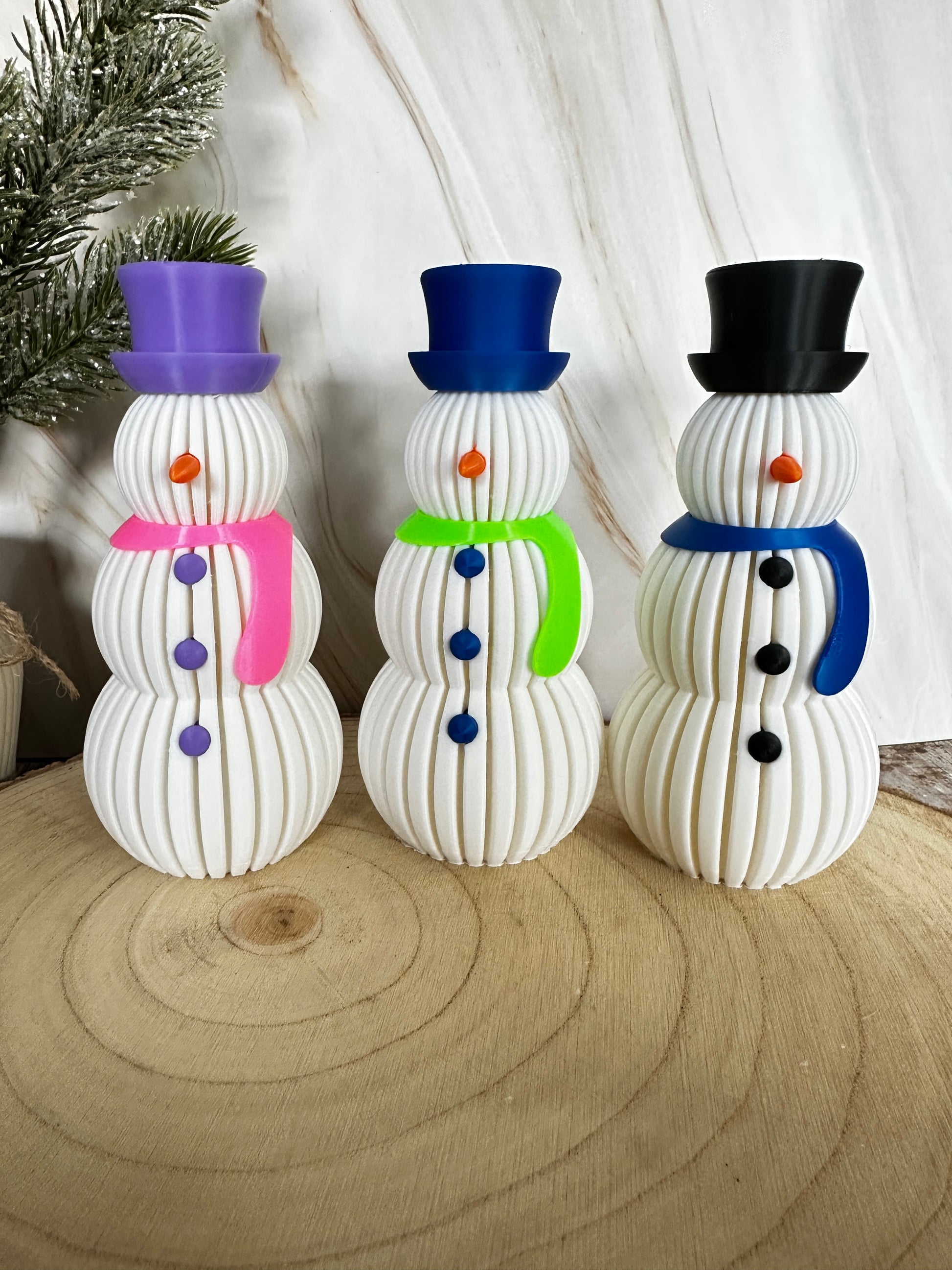 Verlichte sneeuwpop met LED-theelichtje – winterfiguur met roze, groene of blauwe sjaal