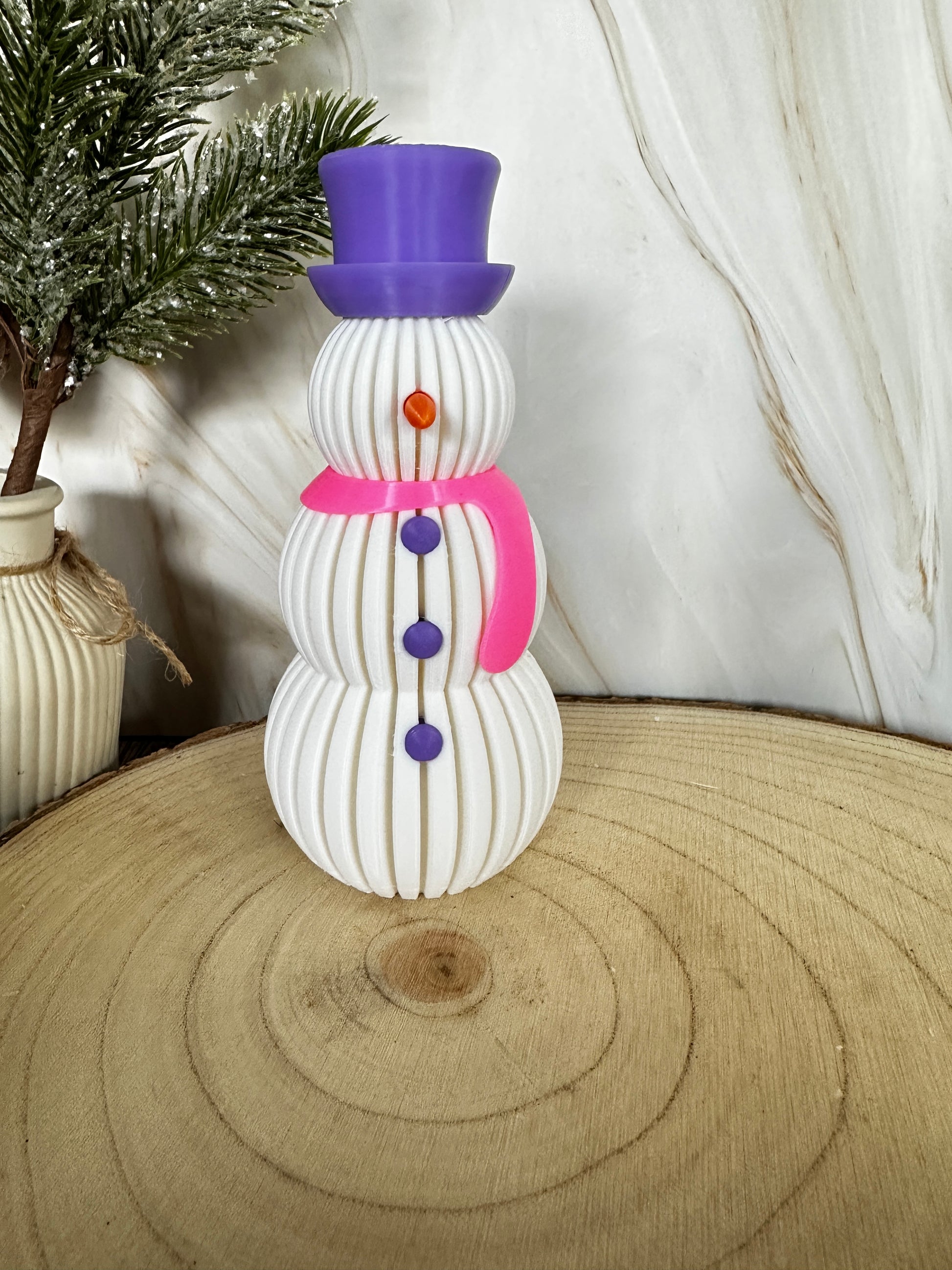 Verlichte sneeuwpop met LED-theelichtje – winterfiguur met roze, groene of blauwe sjaal