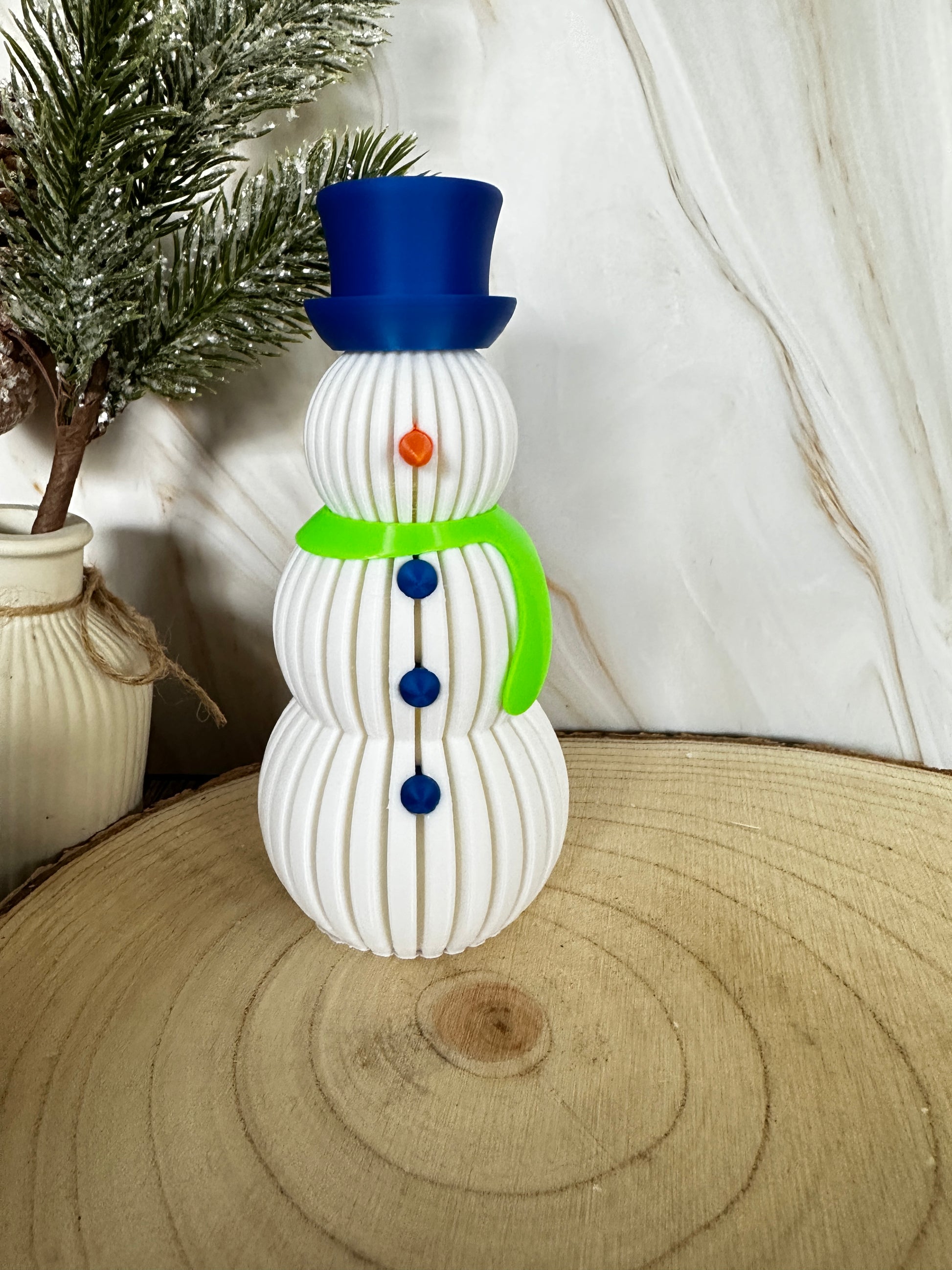 Verlichte sneeuwpop met LED-theelichtje – winterfiguur met roze, groene of blauwe sjaal