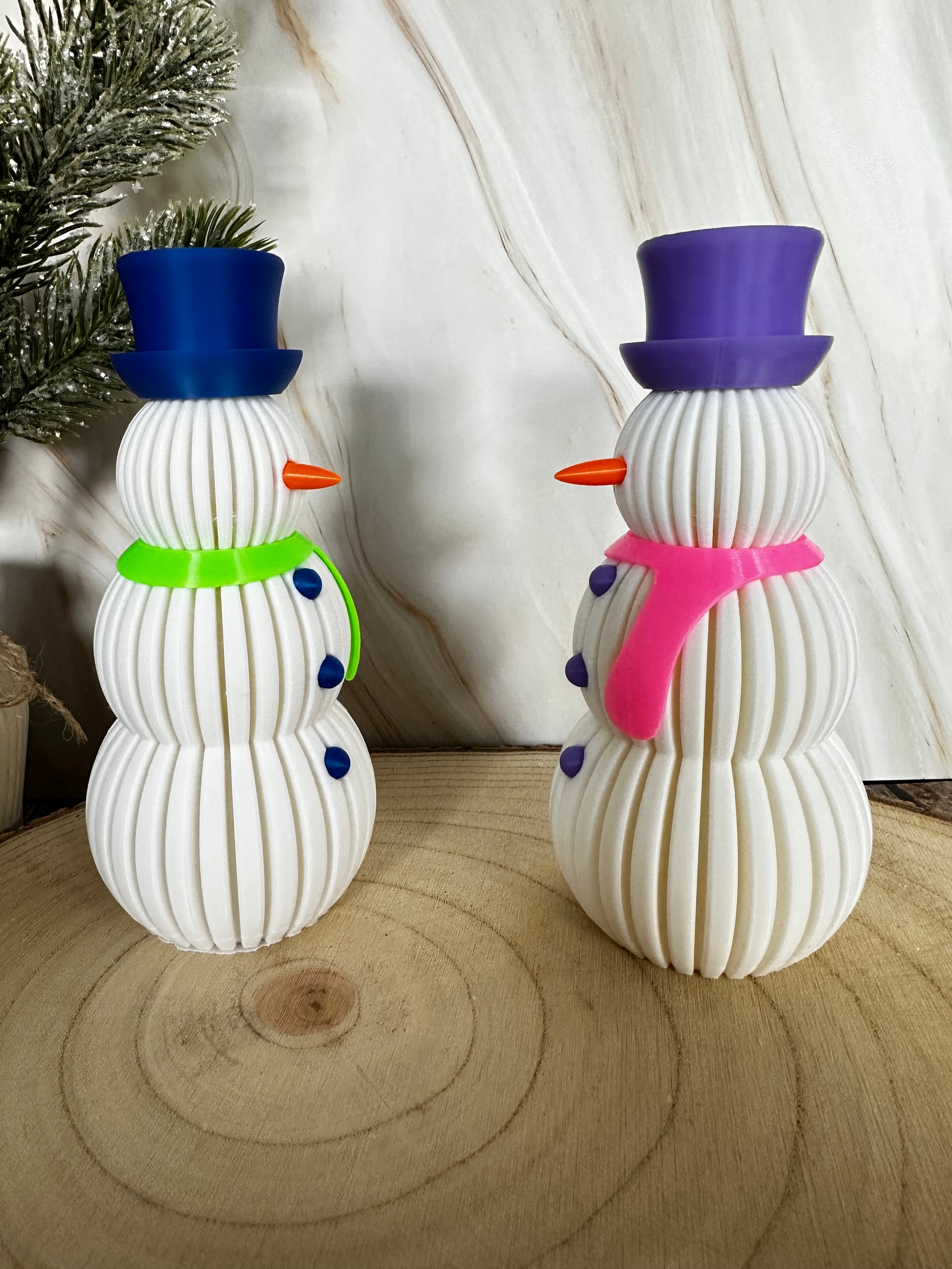 Verlichte sneeuwpop met LED-theelichtje – winterfiguur met roze, groene of blauwe sjaal