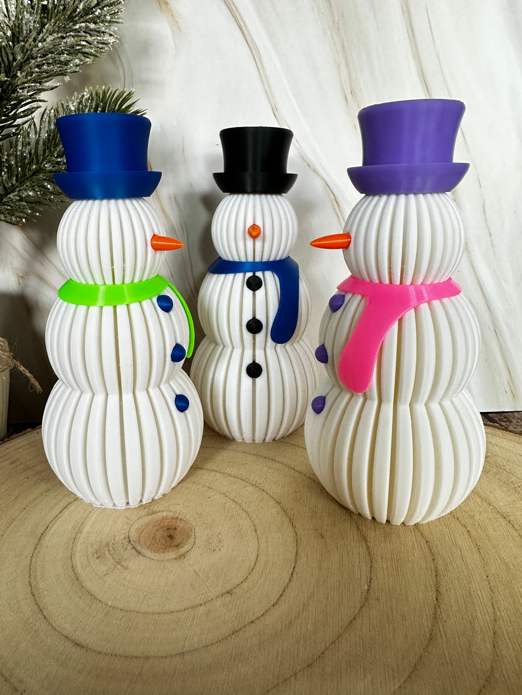 Verlichte sneeuwpop met LED-theelichtje – winterfiguur met roze, groene of blauwe sjaal