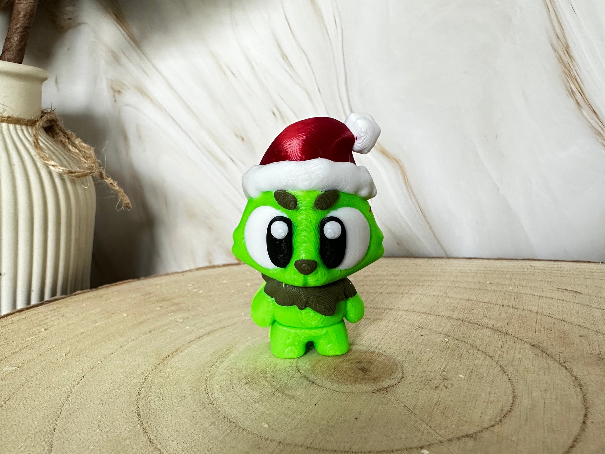 Mini kerstmonsterfiguurtje – een groen wintervriendje als schattige decoratie.