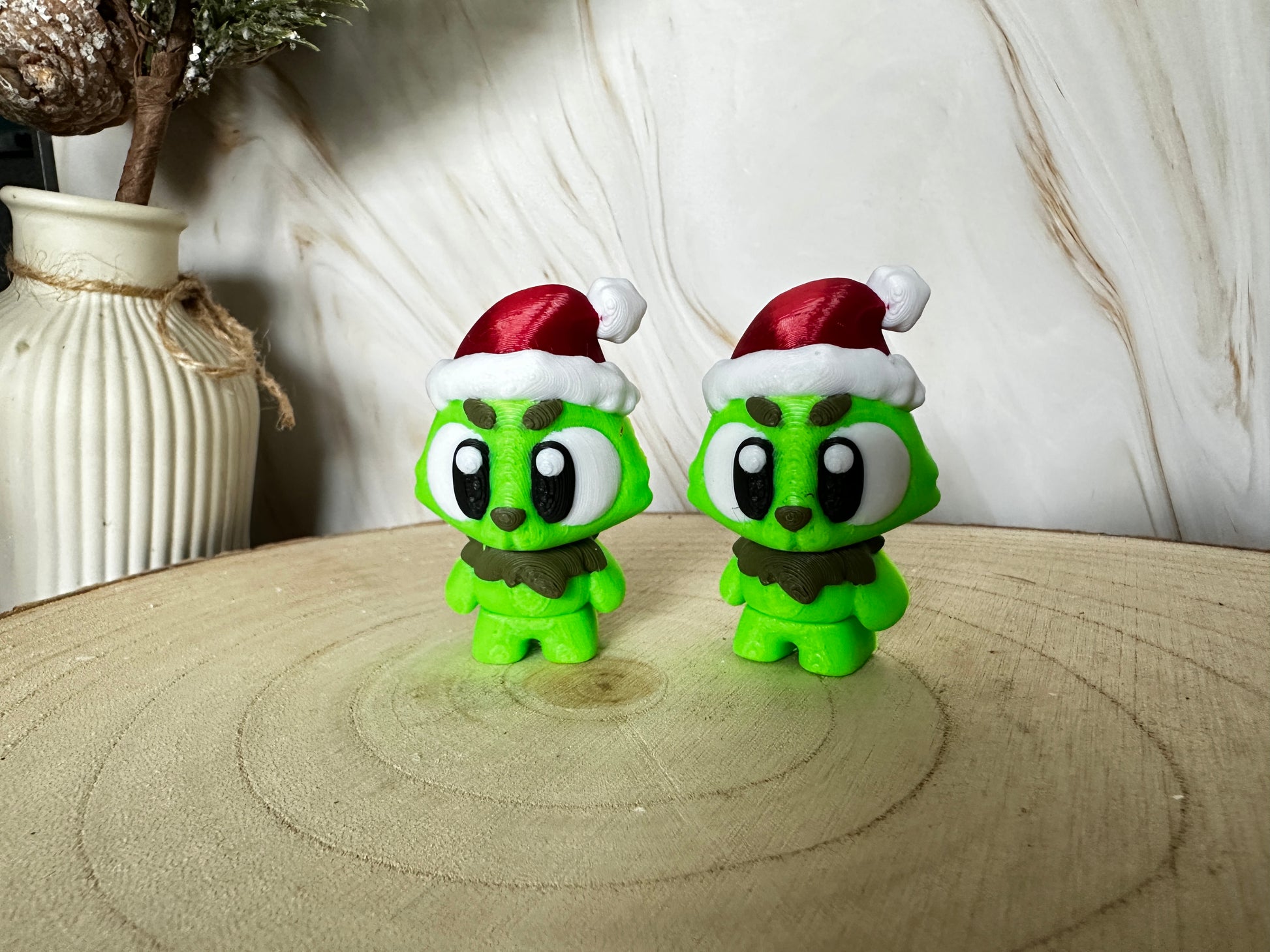 Mini kerstmonsterfiguurtje – een groen wintervriendje als schattige decoratie.