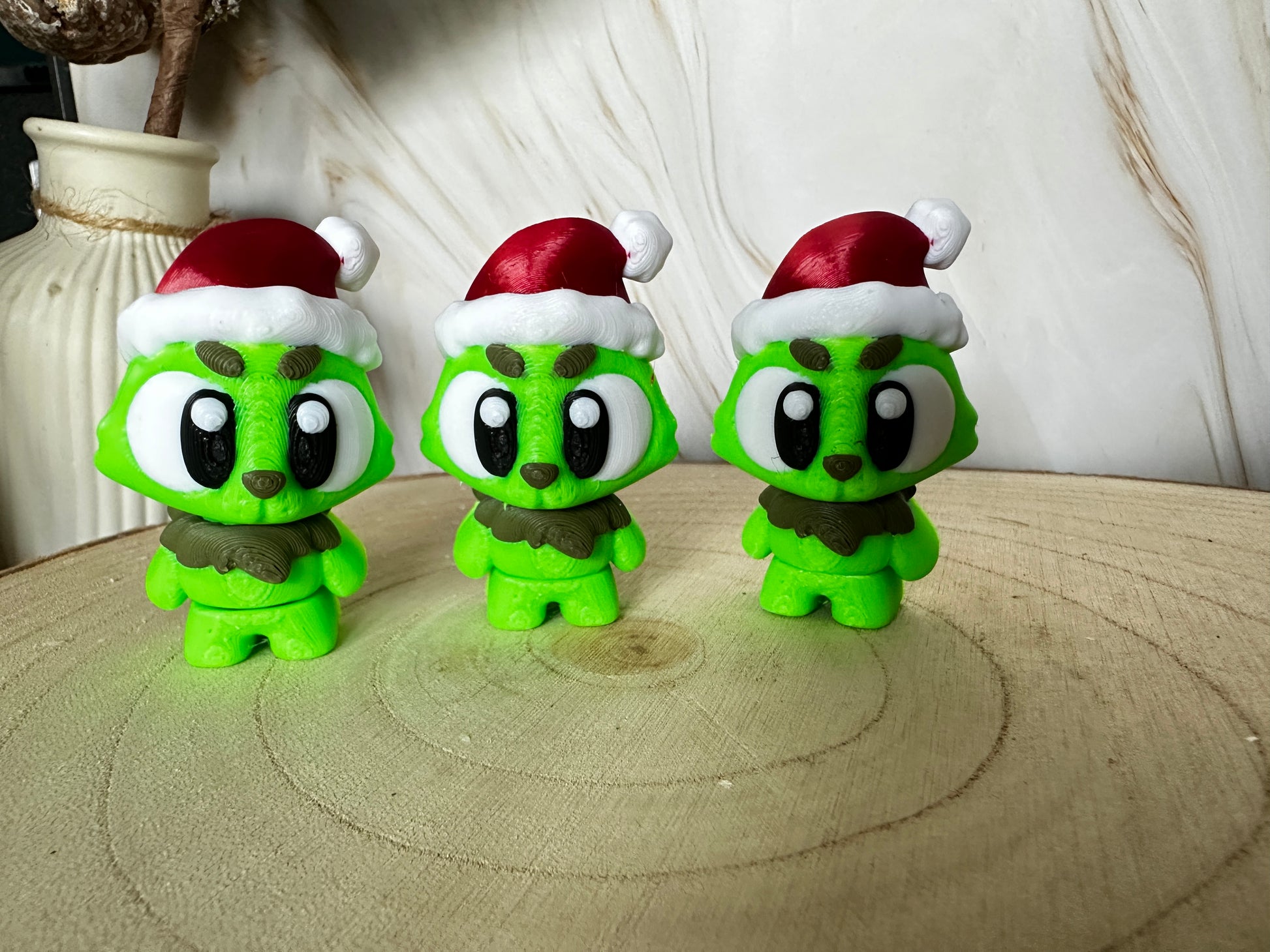 Mini kerstmonsterfiguurtje – een groen wintervriendje als schattige decoratie.