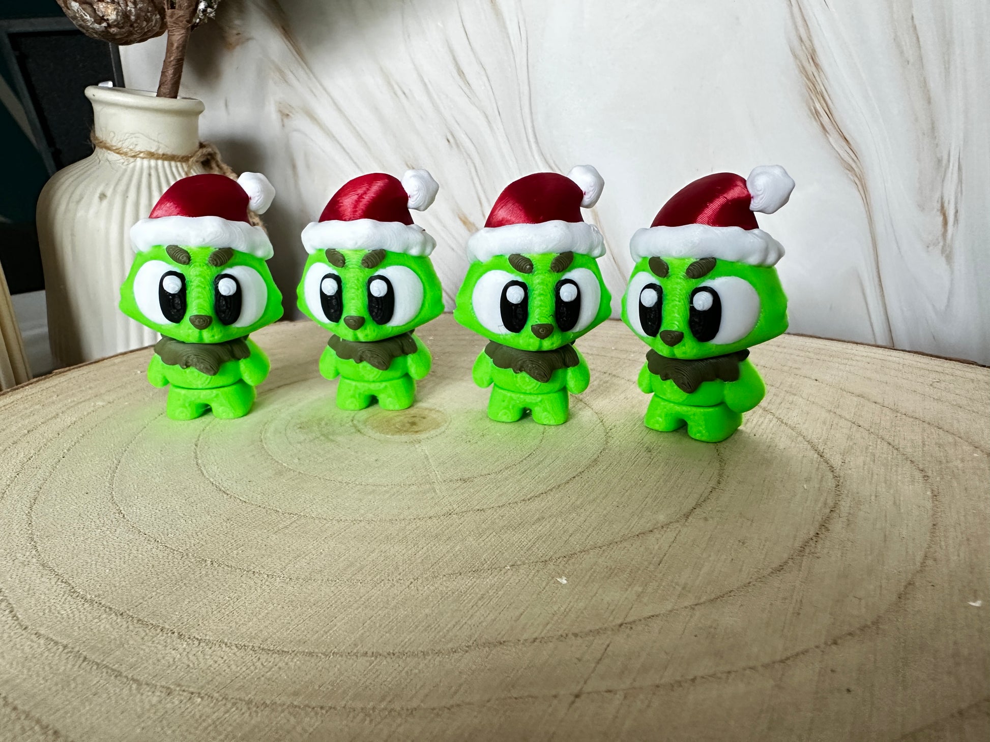 Mini kerstmonsterfiguurtje – een groen wintervriendje als schattige decoratie.