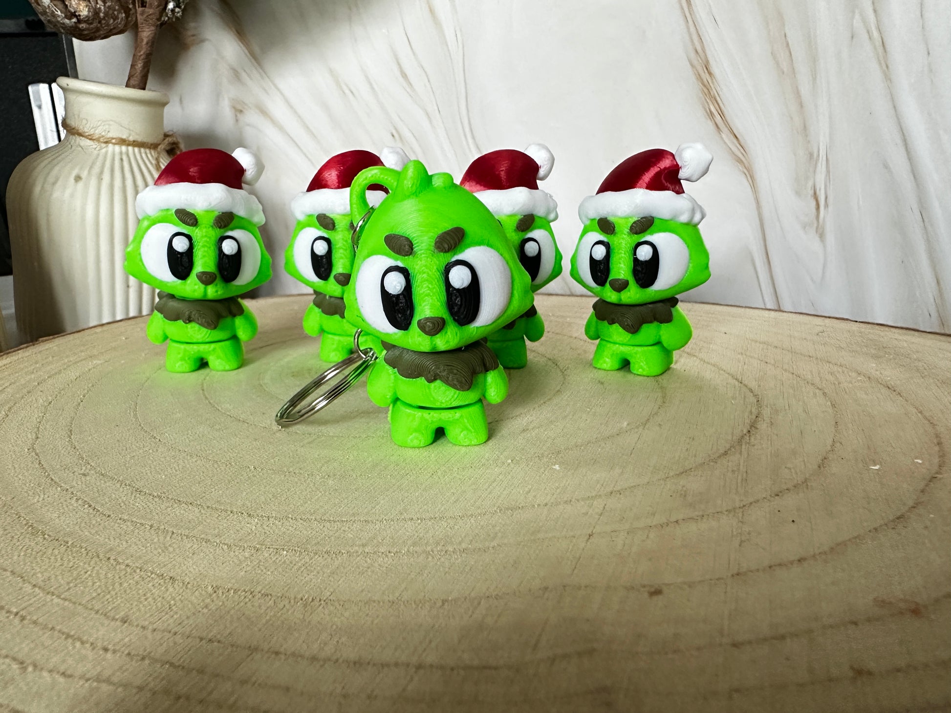 Mini kerstmonsterfiguurtje – een groen wintervriendje als schattige decoratie.