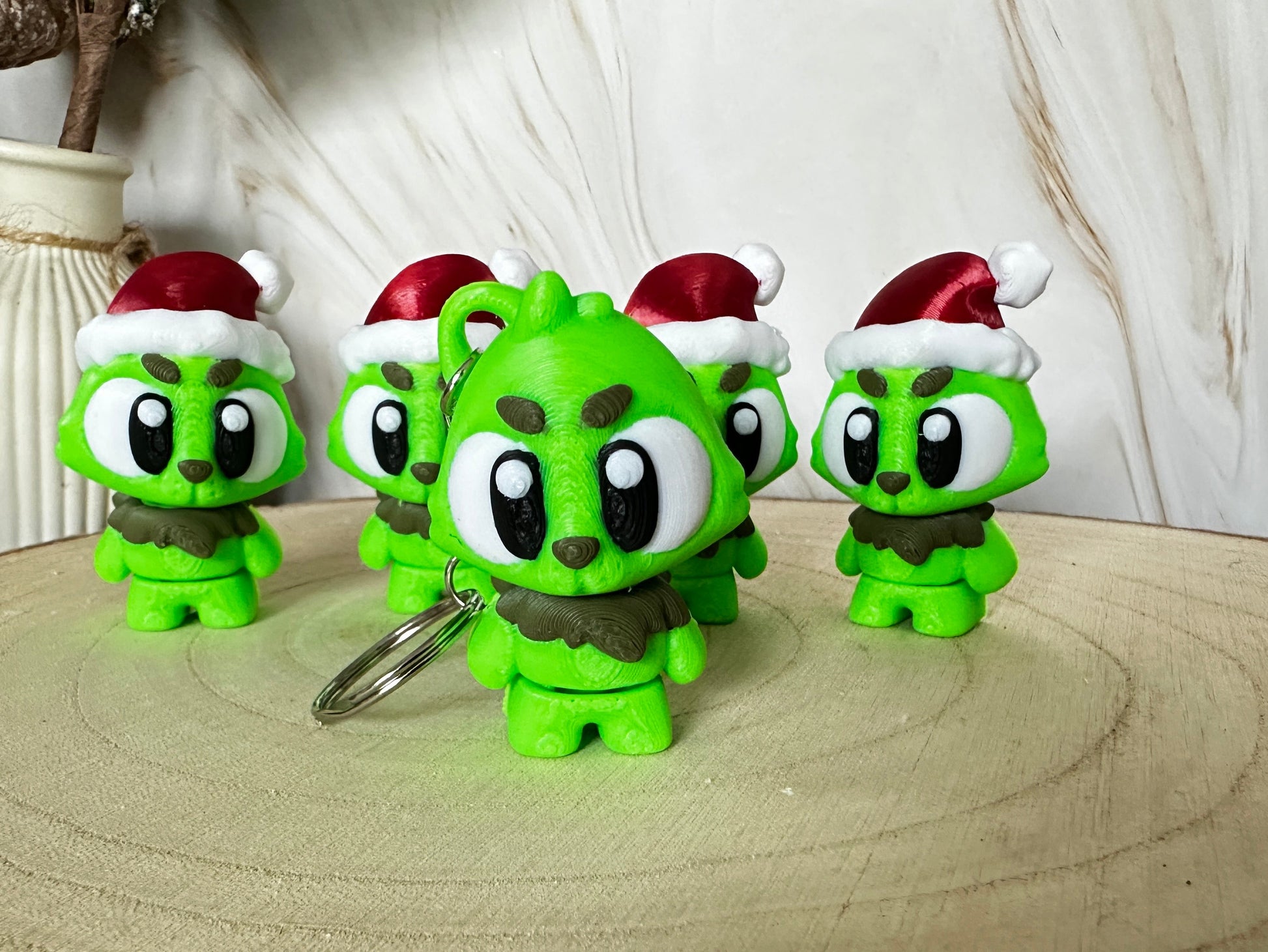Weihnachtsmonster Schlüsselanhänger – grüner Mini-Winterfreund