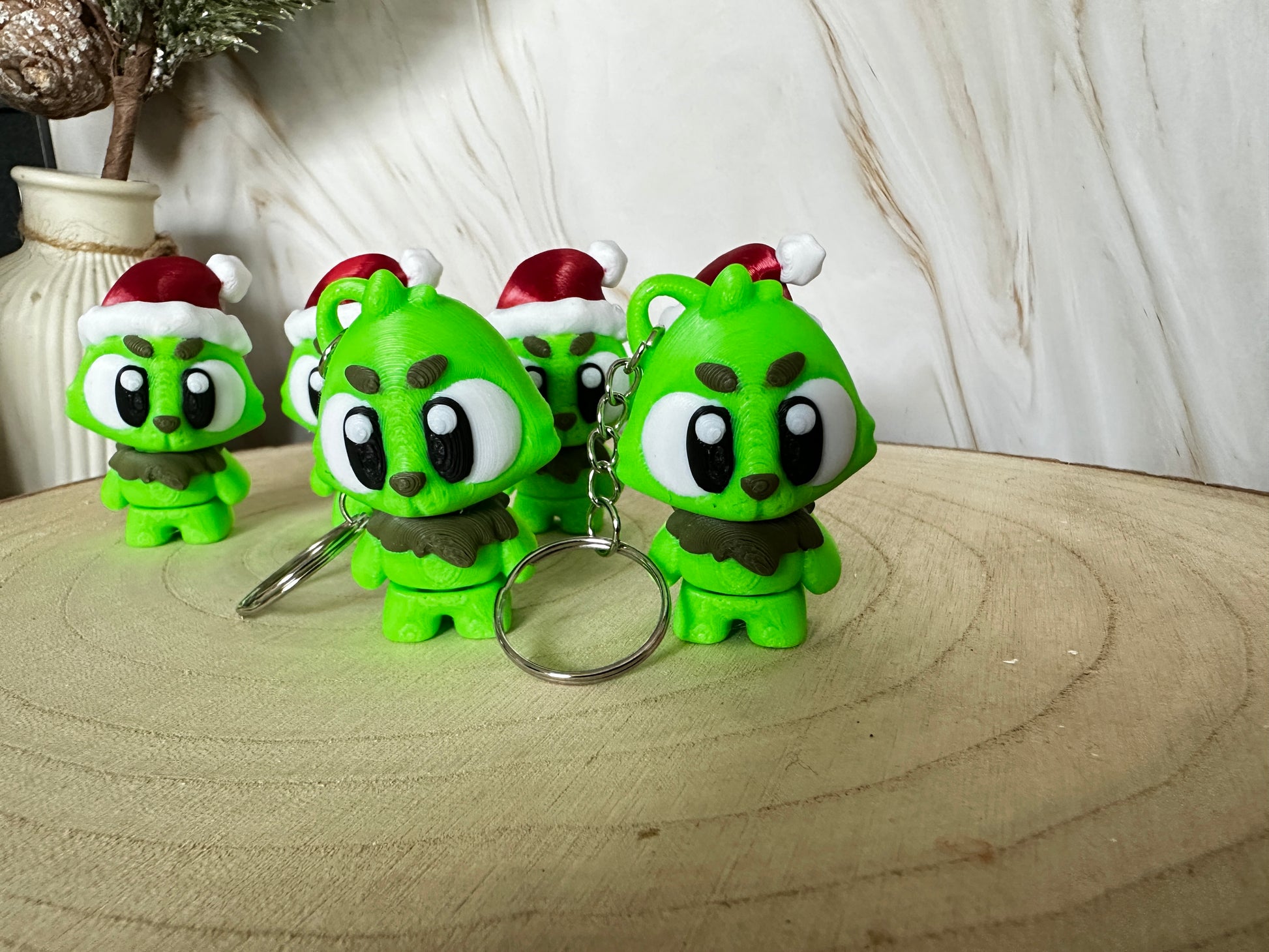 Weihnachtsmonster Schlüsselanhänger – grüner Mini-Winterfreund