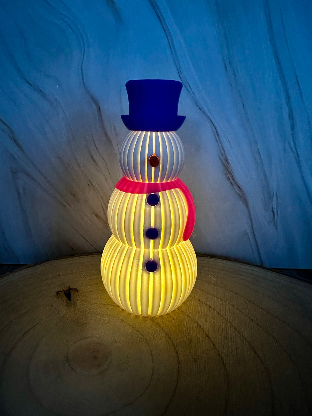 Verlichte sneeuwpop met LED-theelichtje – winterfiguur met roze, groene of blauwe sjaal
