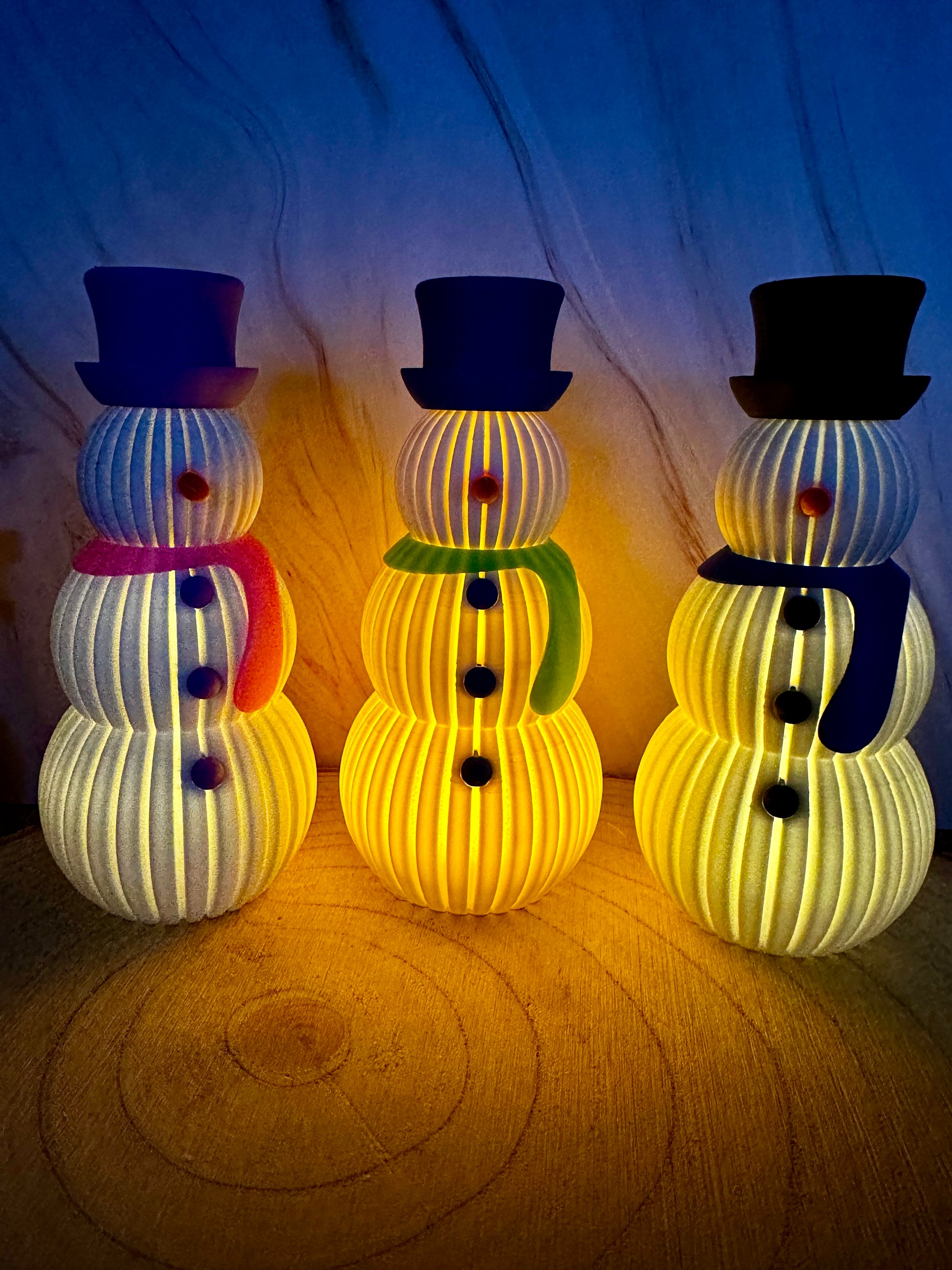 Verlichte sneeuwpop met LED-theelichtje – winterfiguur met roze, groene of blauwe sjaal