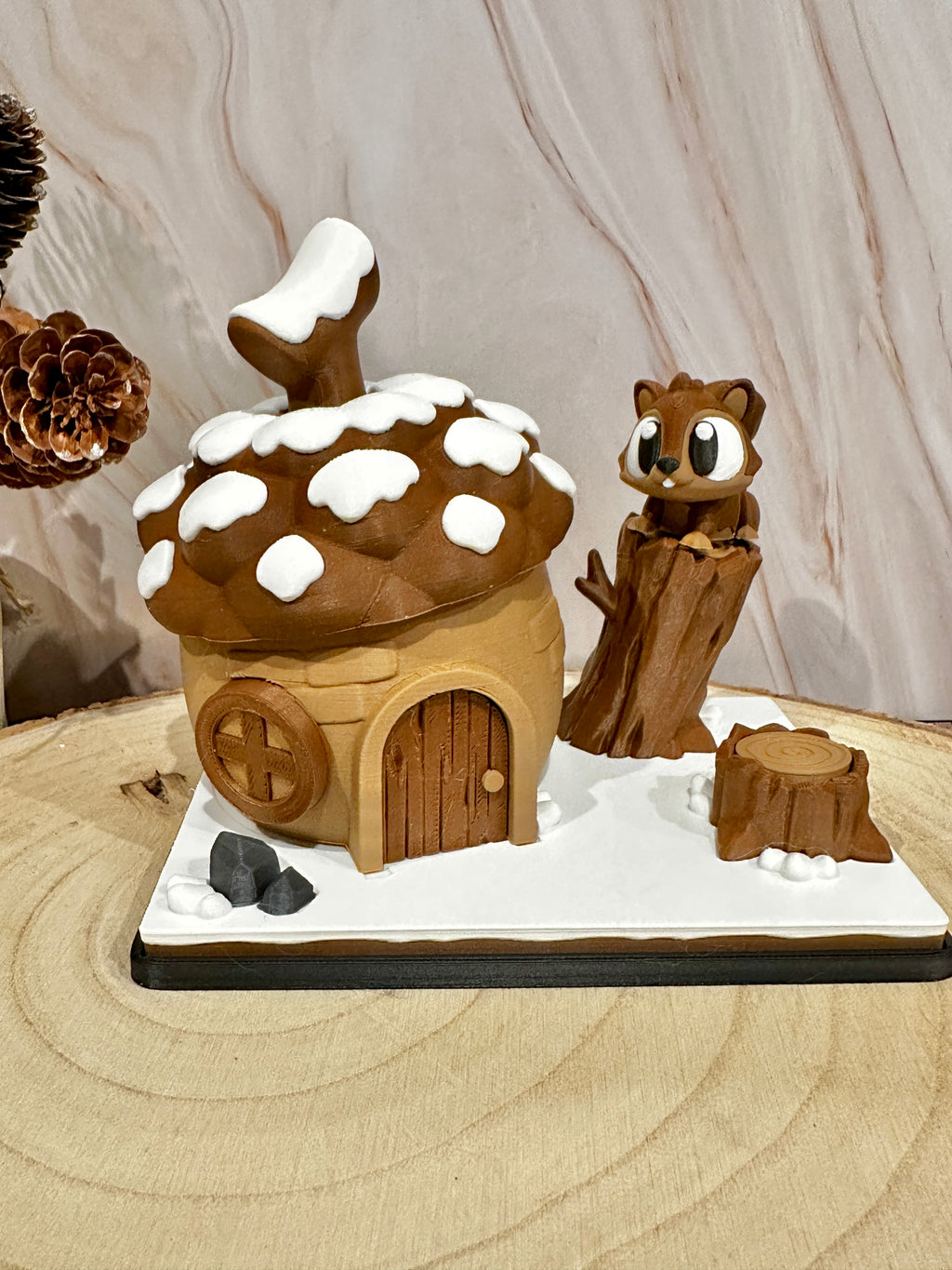 Winterse eekhoorndiorama – Notenhuisje in de sneeuw • Decoratie met bosdieren • Cadeau voor winterliefhebbers